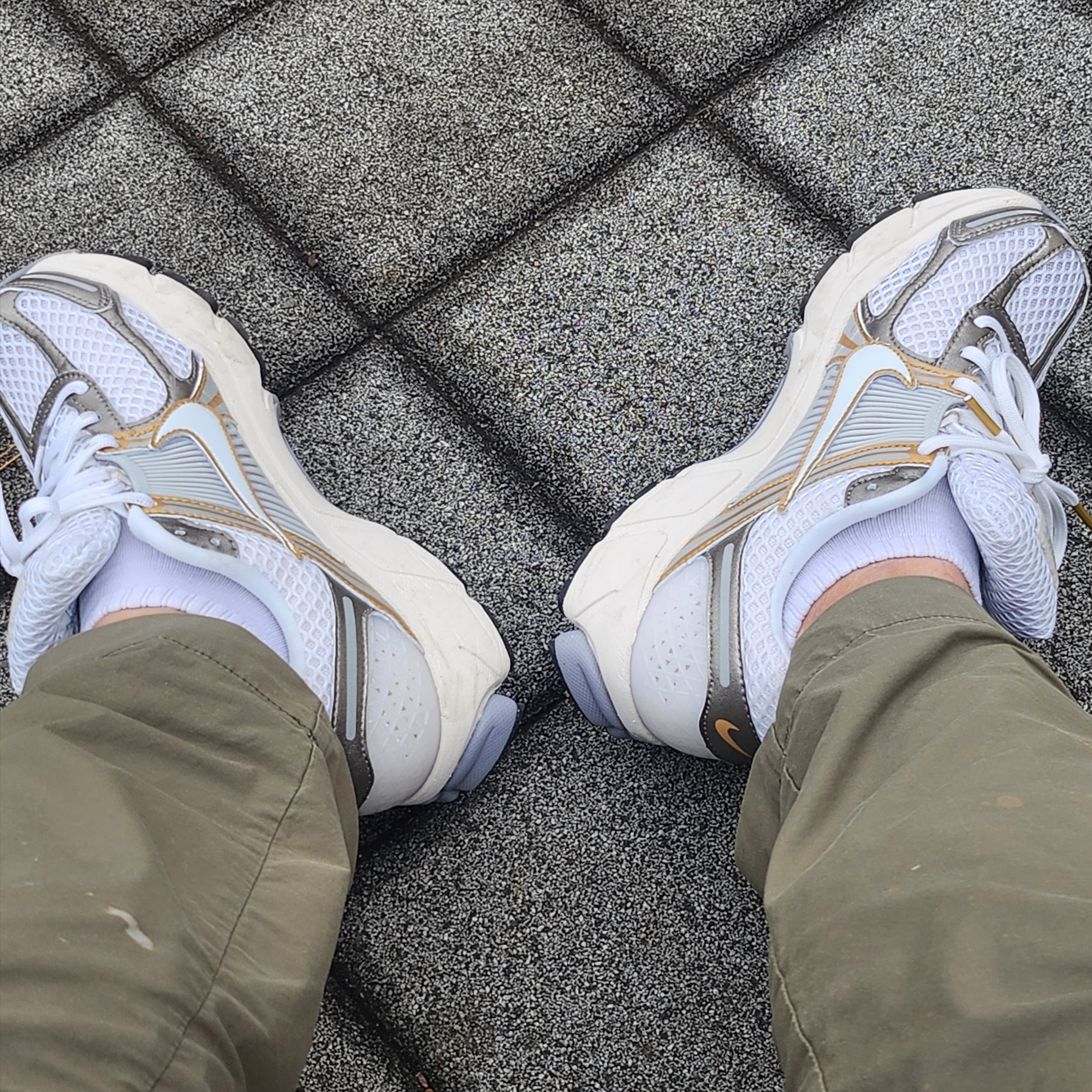 Nike Zoom Vomero 5 Platinum Tint Metallic Pewter 착용 스타일