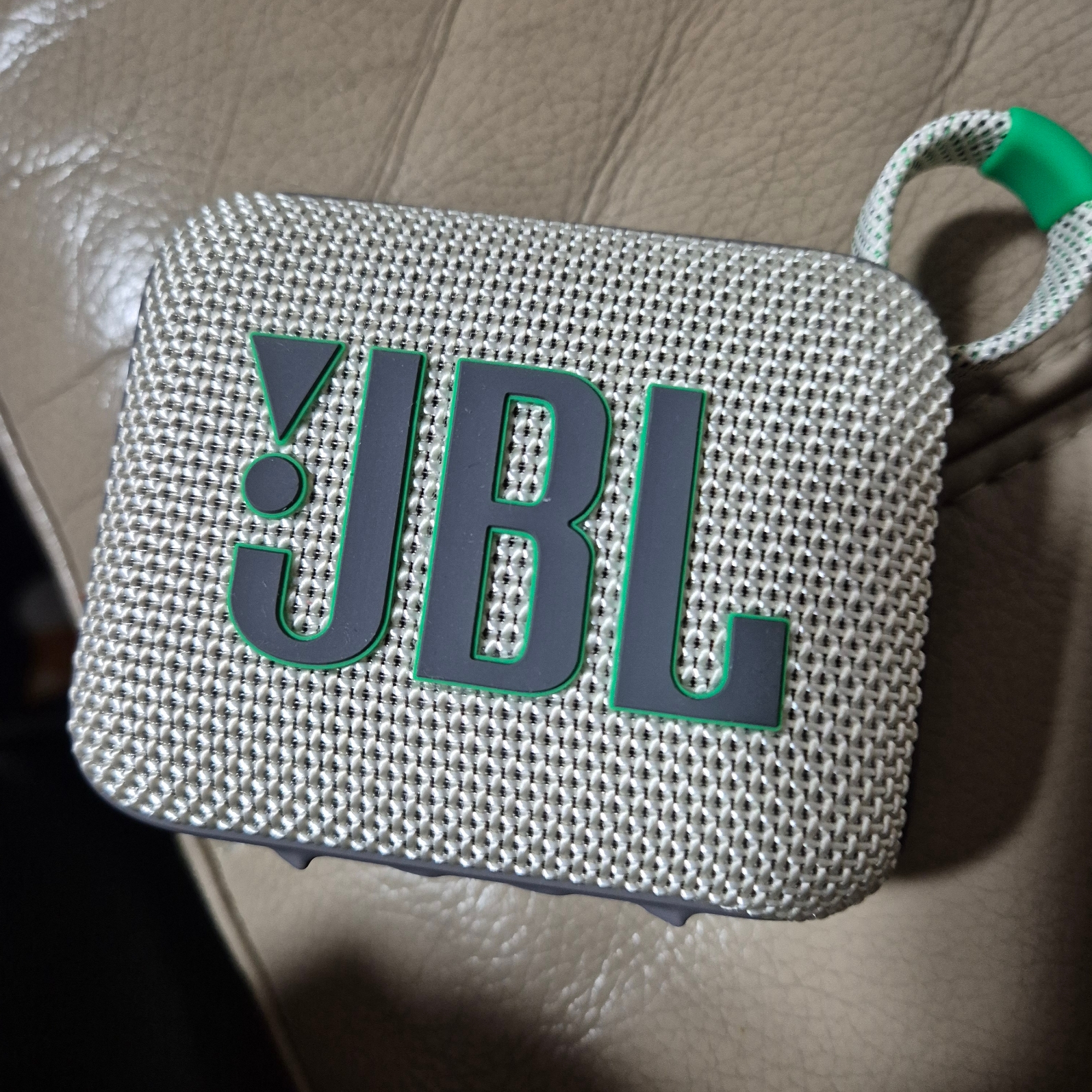 JBL GO4 Portable Bluetooth Speaker Sand 착용 스타일 - 1