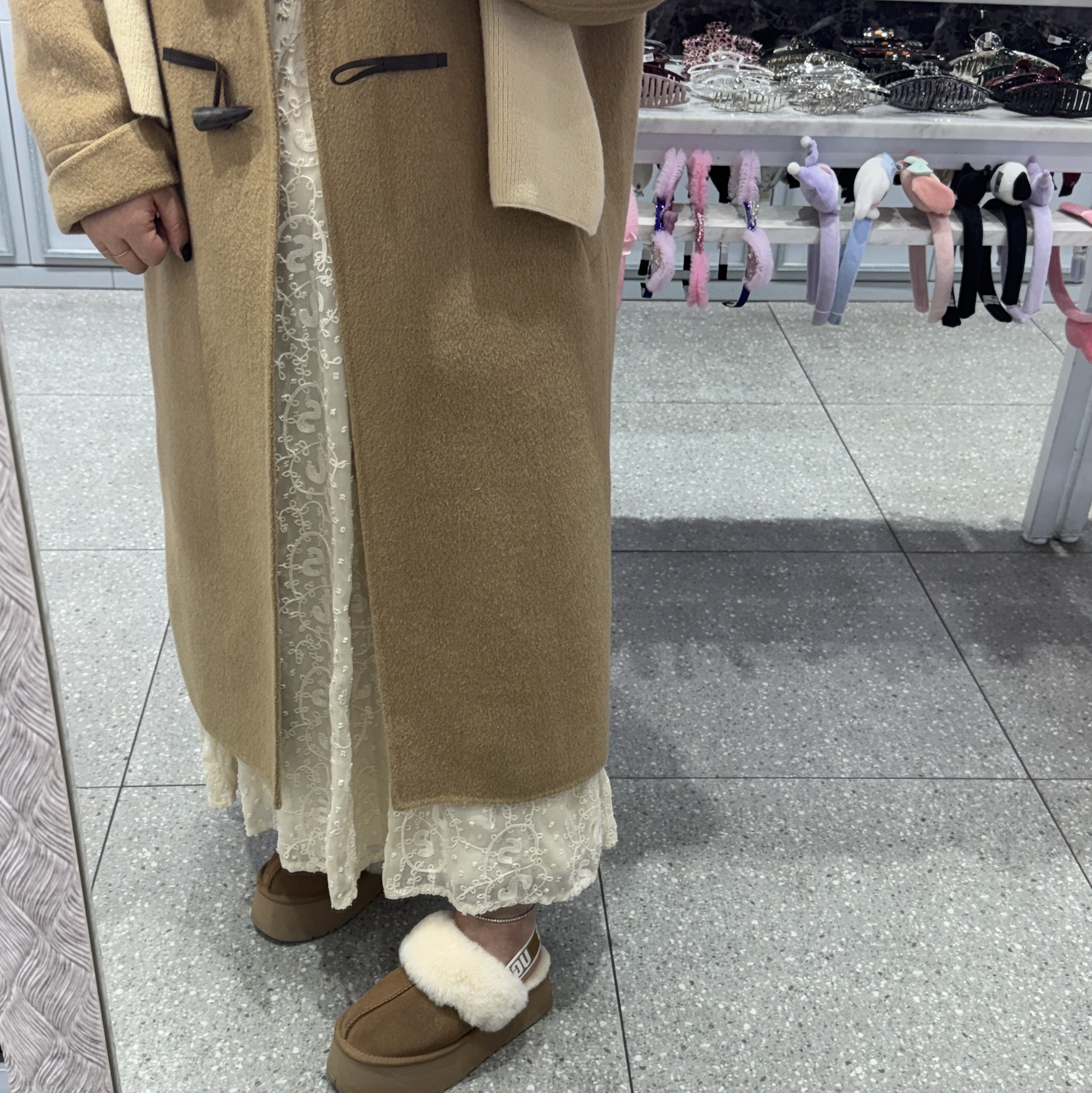(W) UGG Funkette Slides Chestnut 착용 스타일