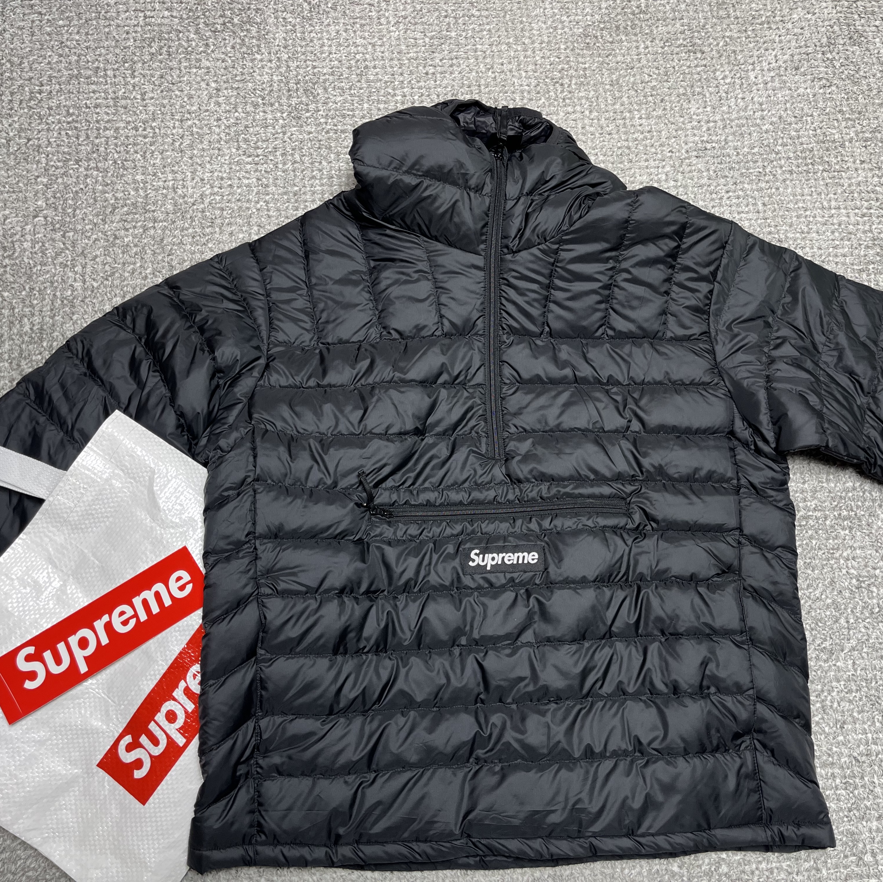 Supreme Micro Down Half Zip Hooded Pullover Black - 24FW 착용 스타일
