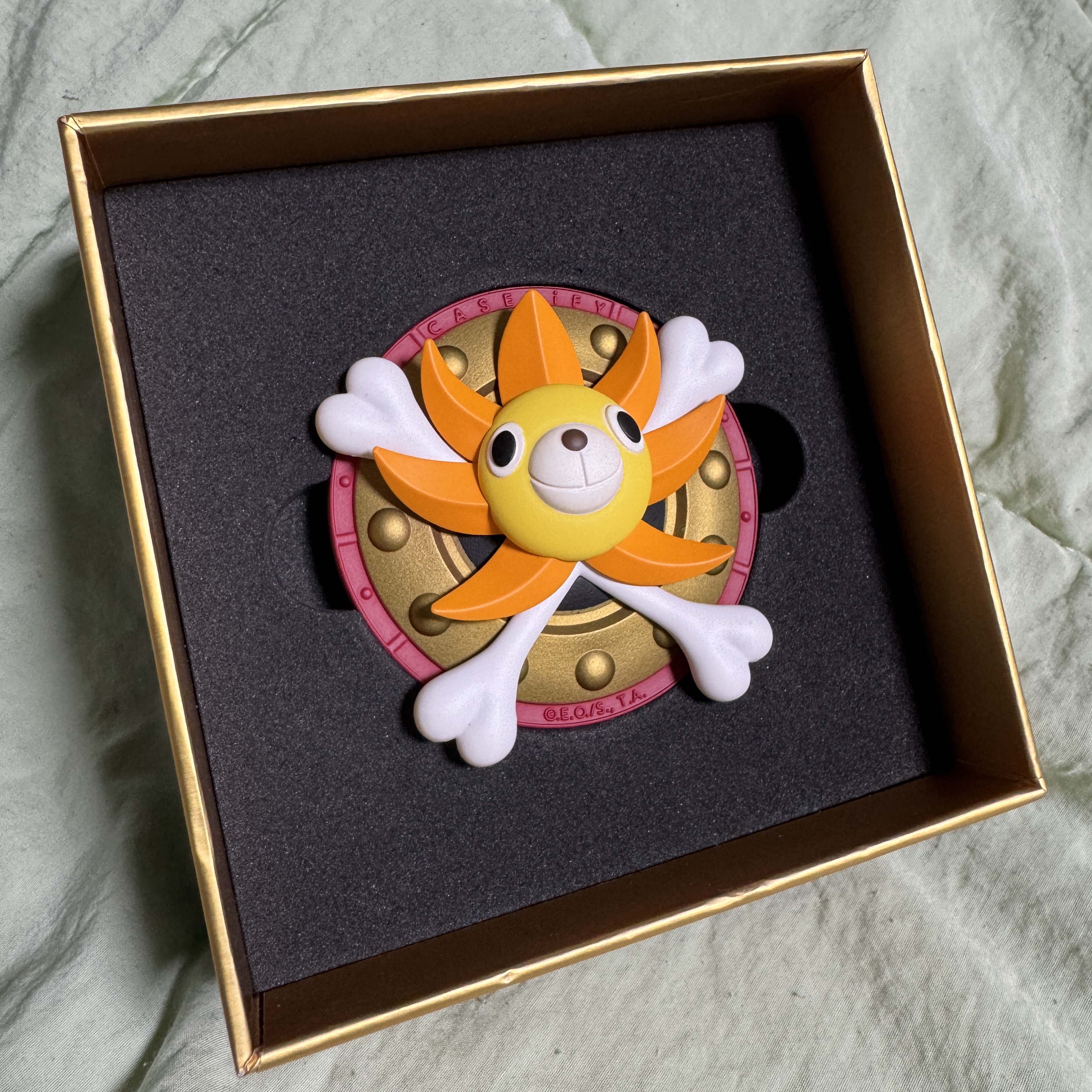Casetify x One Piece Thousand Sunny Grip Stand Yellow 착용 스타일