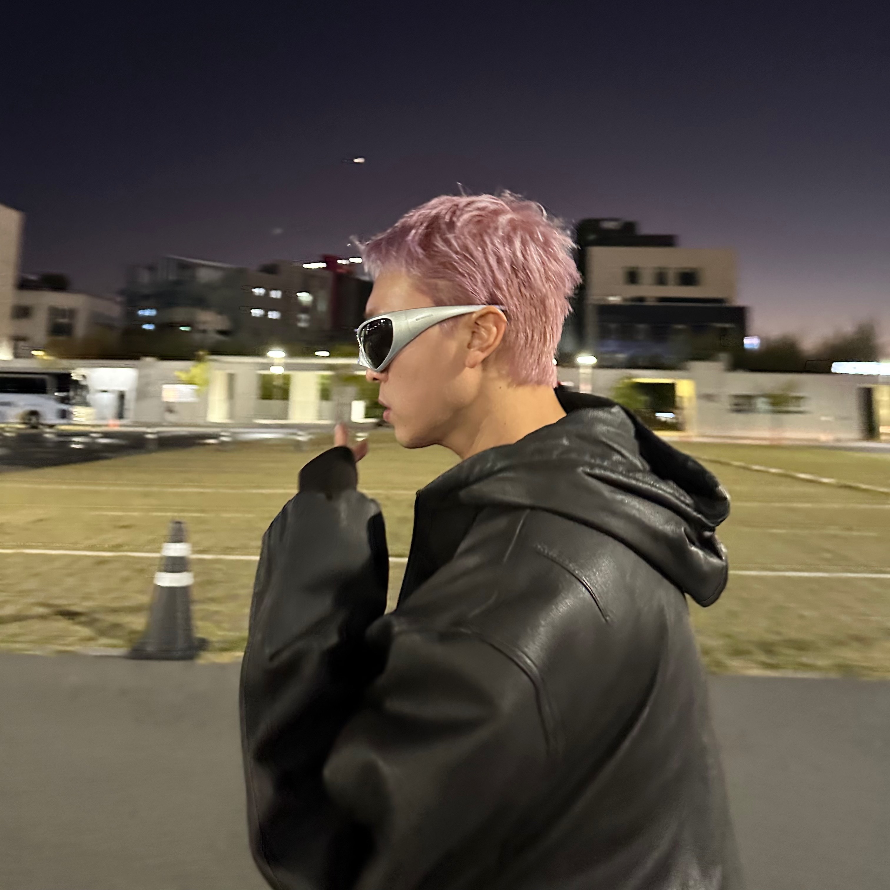 Balenciaga Sporty B Taxi Blouson Brown, Balenciaga Defender Sneakers Black 착용 스타일 - 3