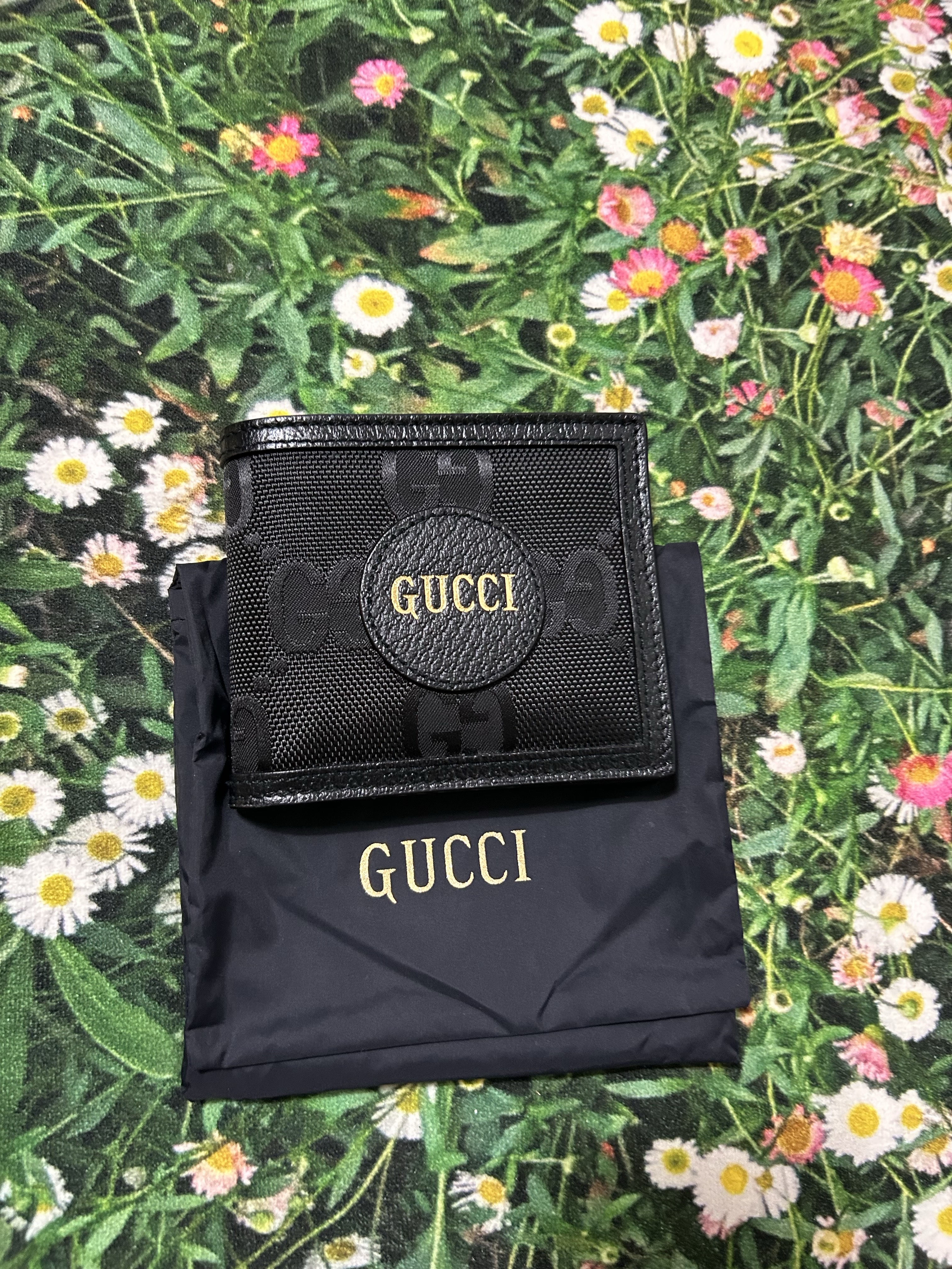 Gucci Off The Grid Bi-Fold Wallet Black 착용 스타일