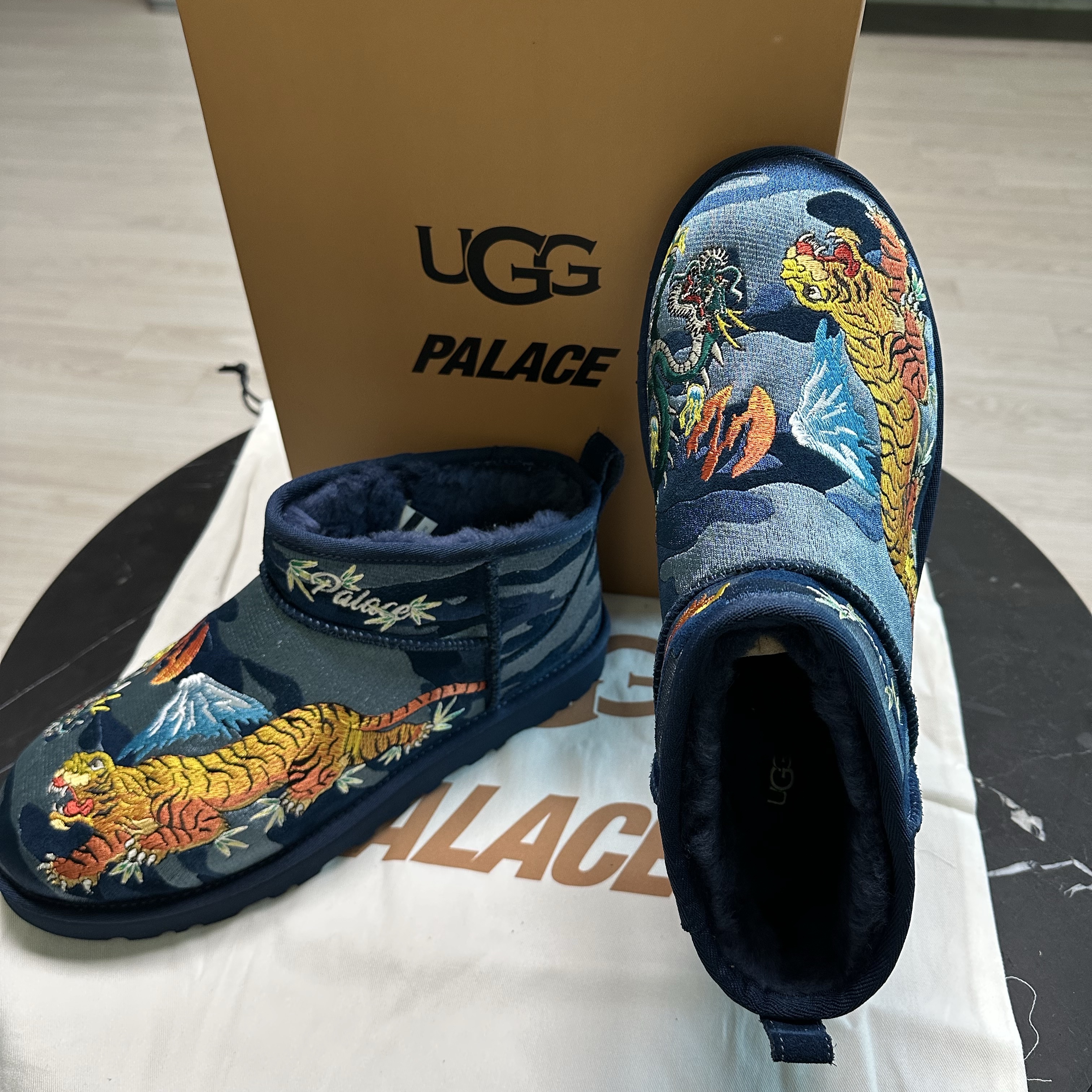 UGG x Palace Ultra Mini Boot Navy Camo 착용 스타일