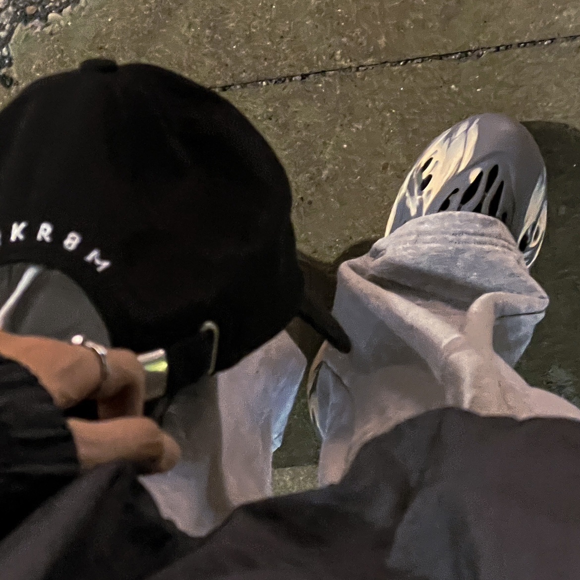 Nike x Stussy Windrunner Jacket Off Noir, Adidas Yeezy Foam RNNR MXT Moon Gray 착용 스타일 - 3