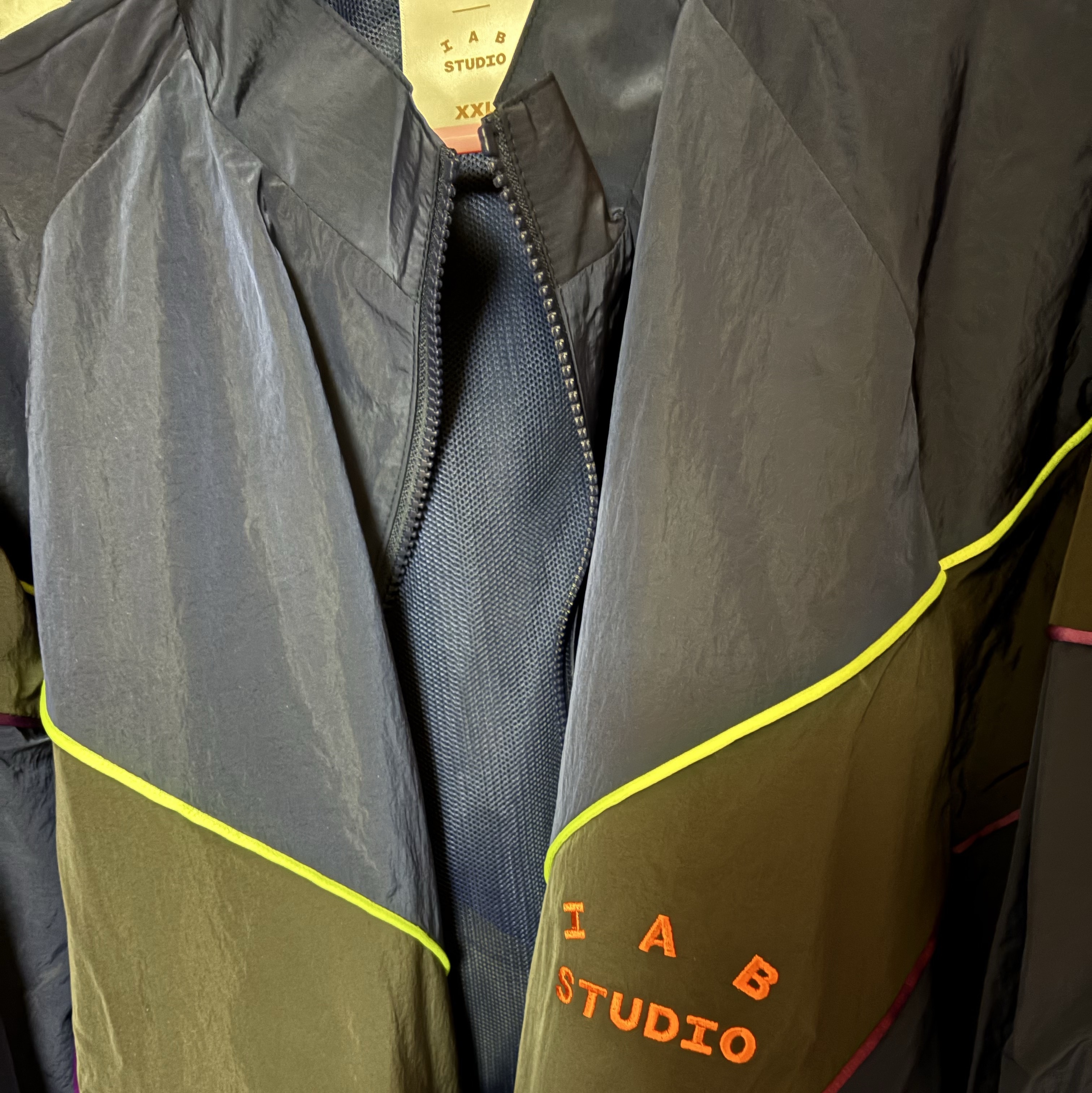 IAB Studio x Arcane Zaun Tracktop Night Blue Neon 착용 스타일