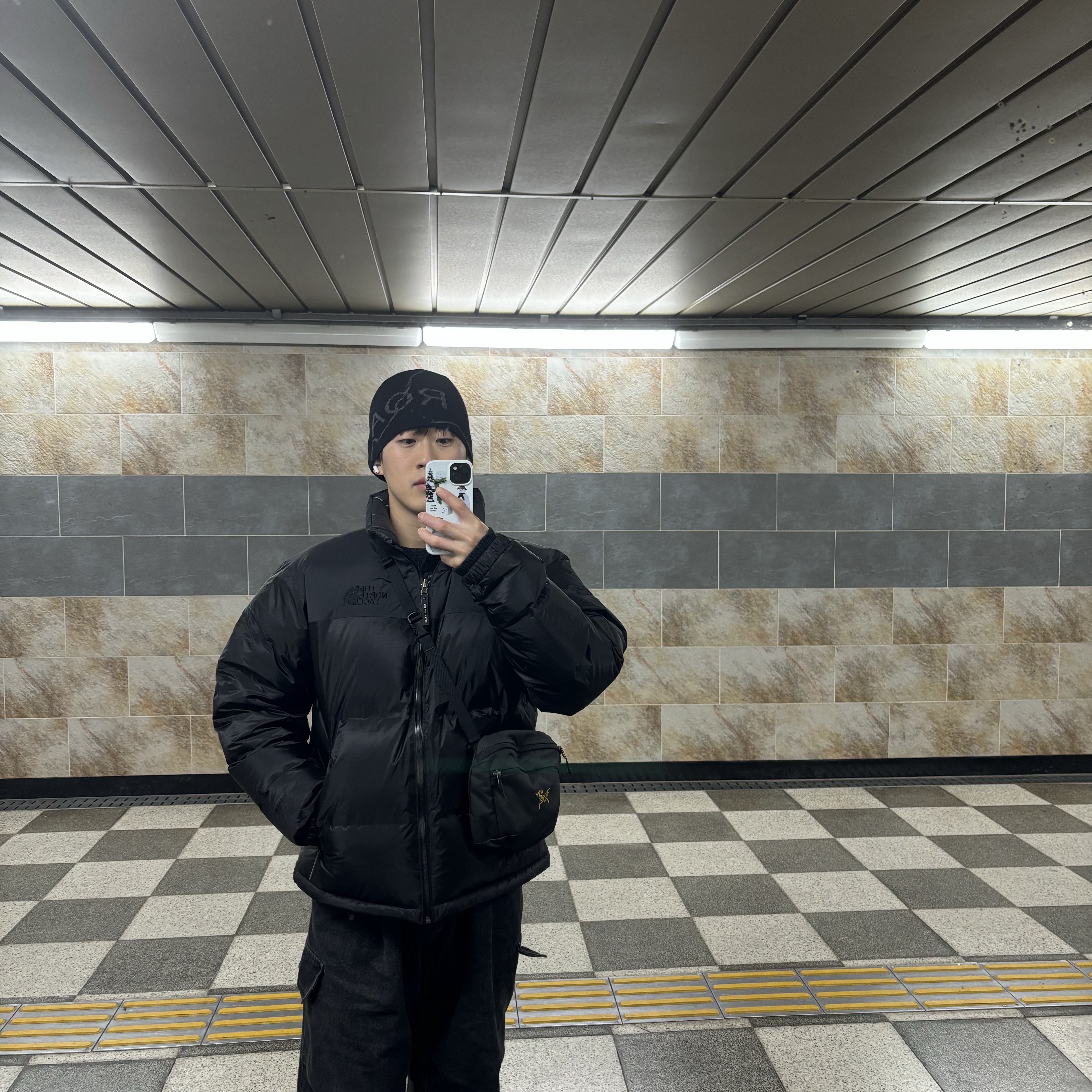 Roa Beanie Logo Black, Arc'teryx Mantis 2 Waistpack 24K Black 착용 스타일 - 1