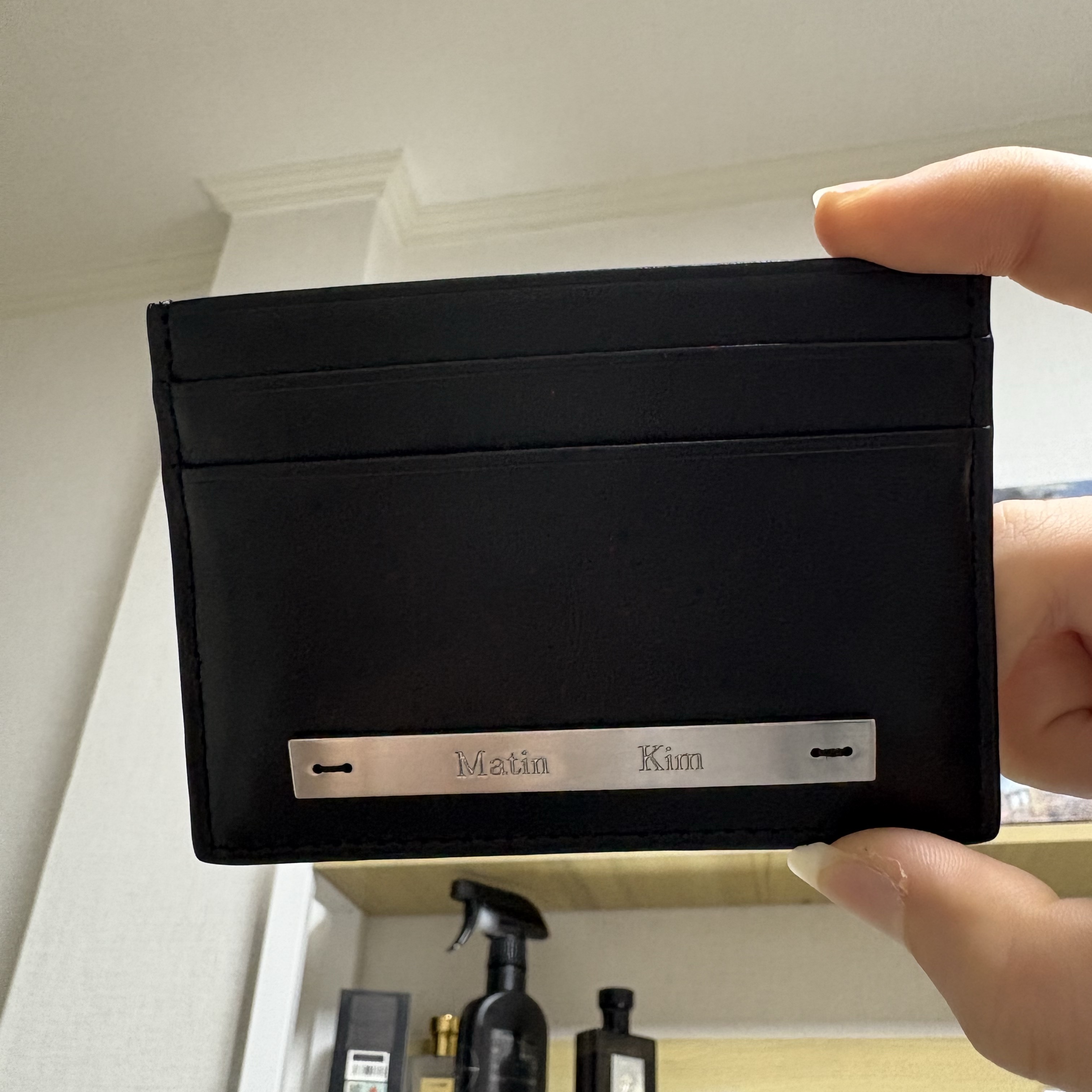 Matin Kim Vintage Card Wallet Black 착용 스타일