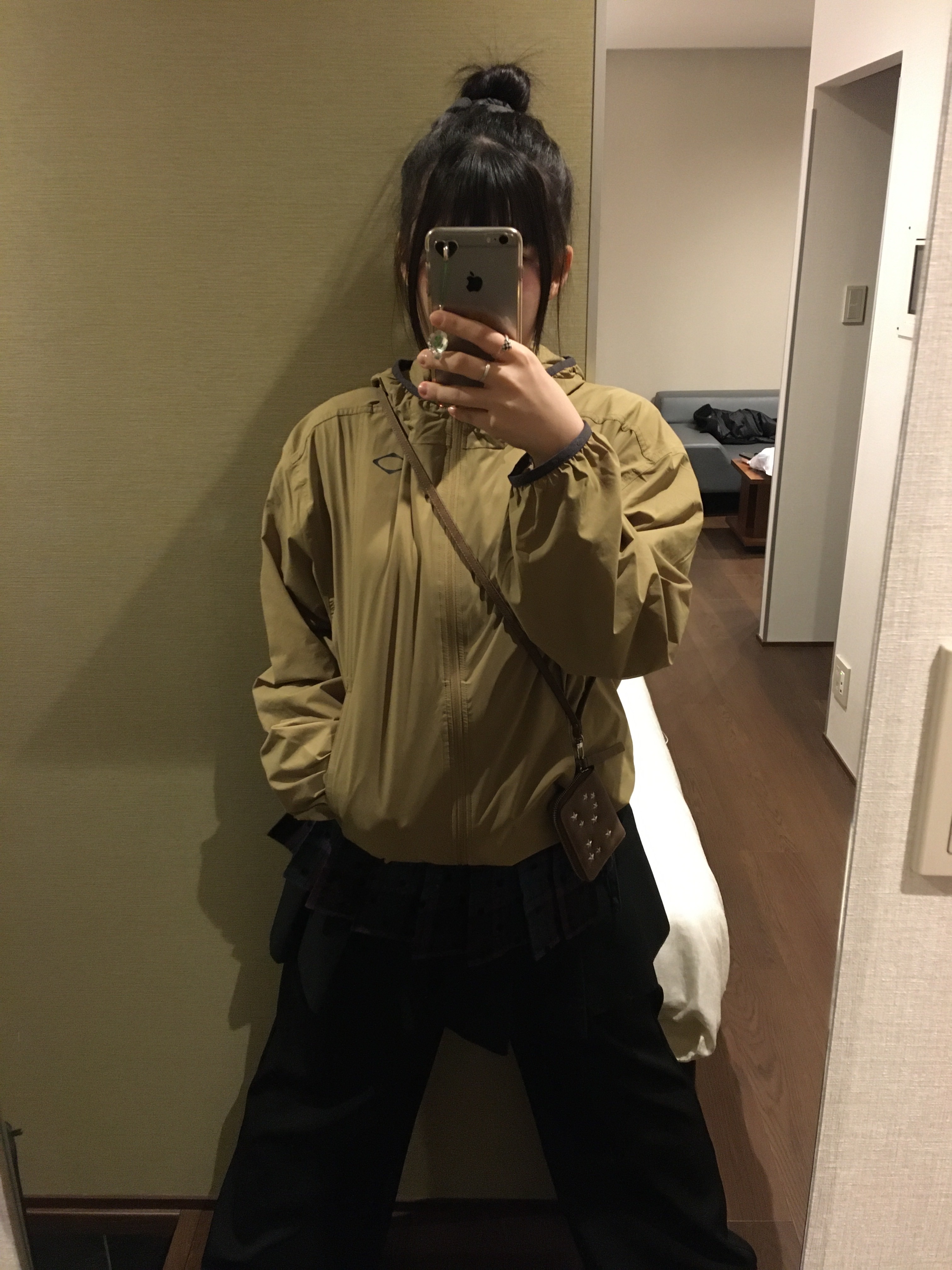 Hoka Bondi 8 Black - Wide, Mischief Rhombus Lightweight Track Jacket Mustard 착용 스타일 - 2