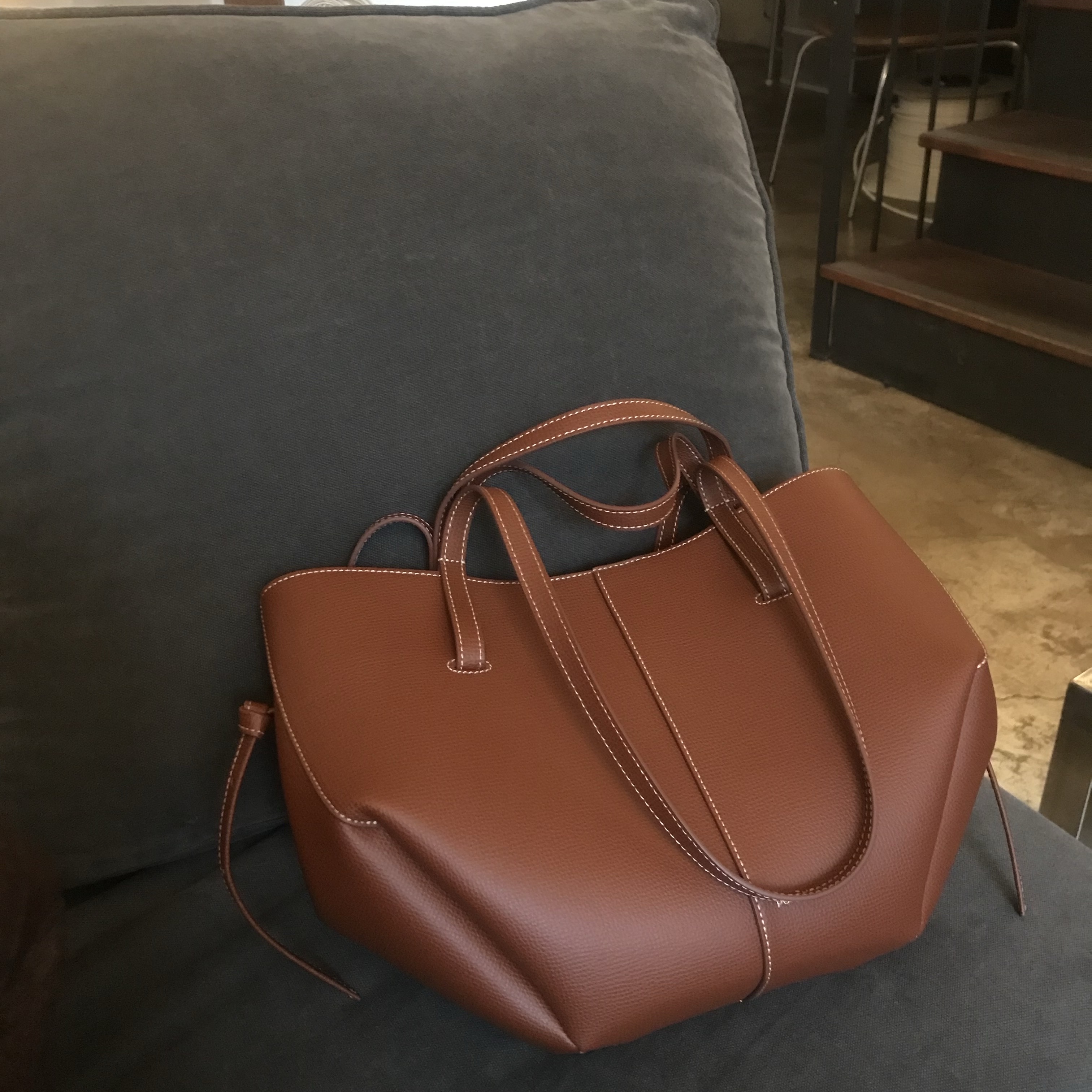 Polene Cyme Mini Cognac 착용 스타일 - 1