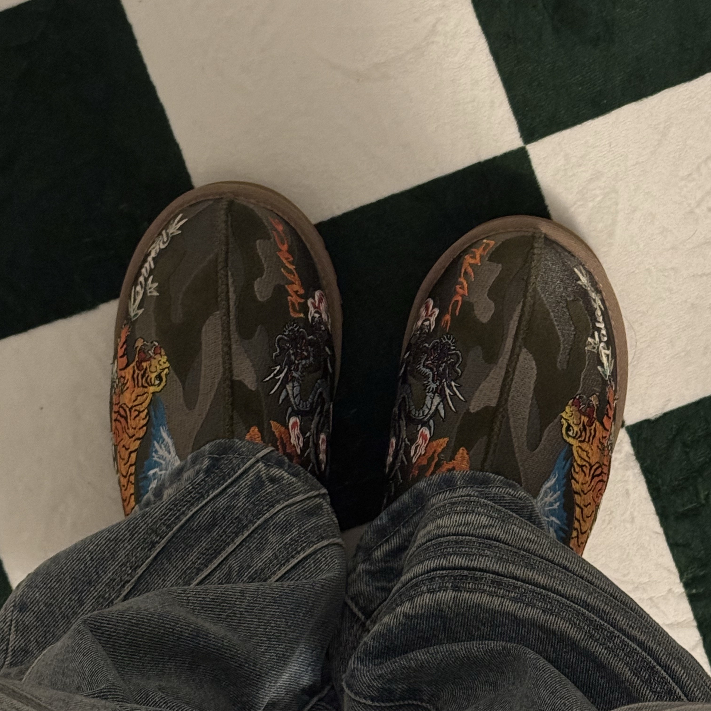 UGG x Palace Tasman Slipper Burnt Olive Camo 착용 스타일 - 2