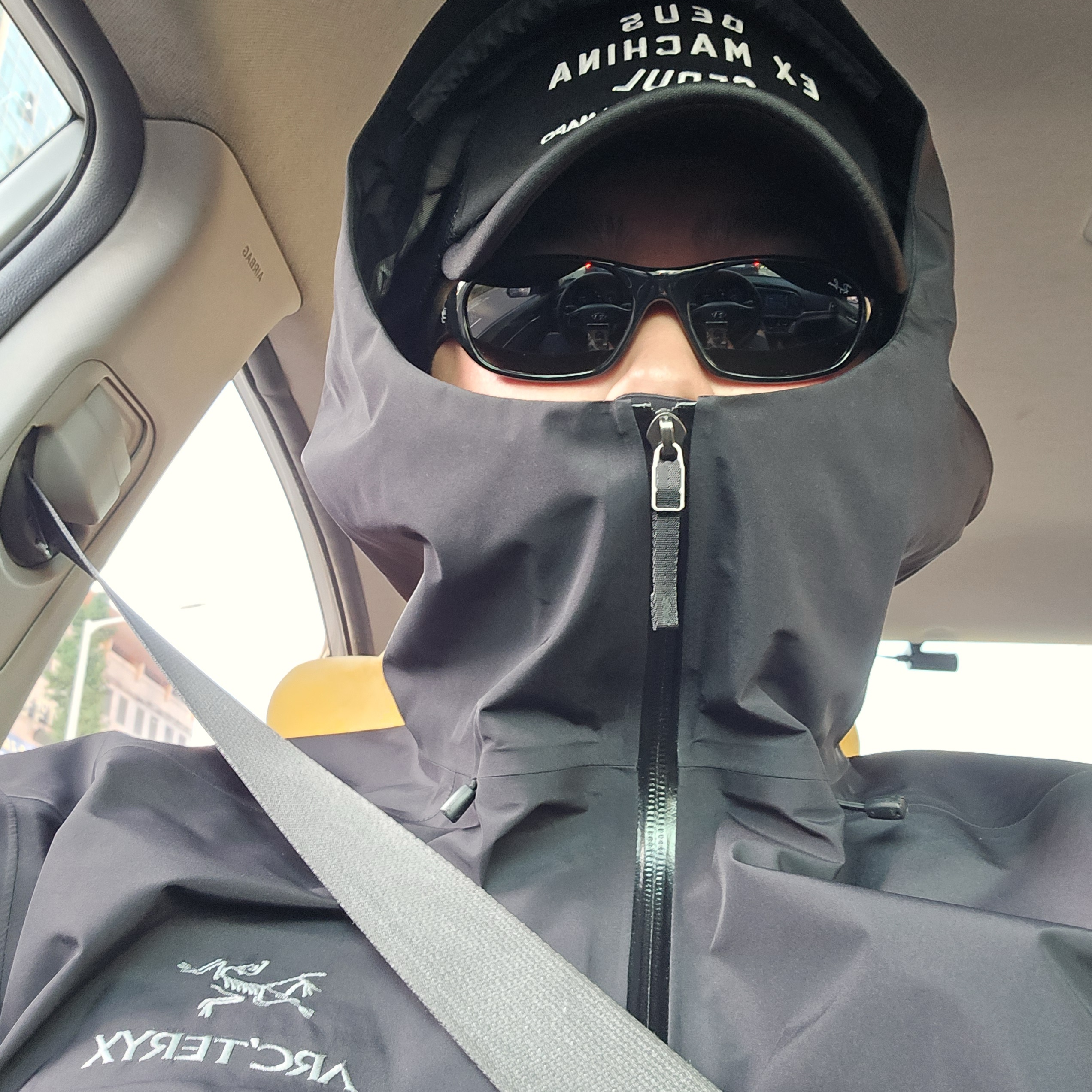 Arc'teryx Beta LT Jacket Black, Deus Ex Machina Seoul Address Trucker Cap Black 착용 스타일