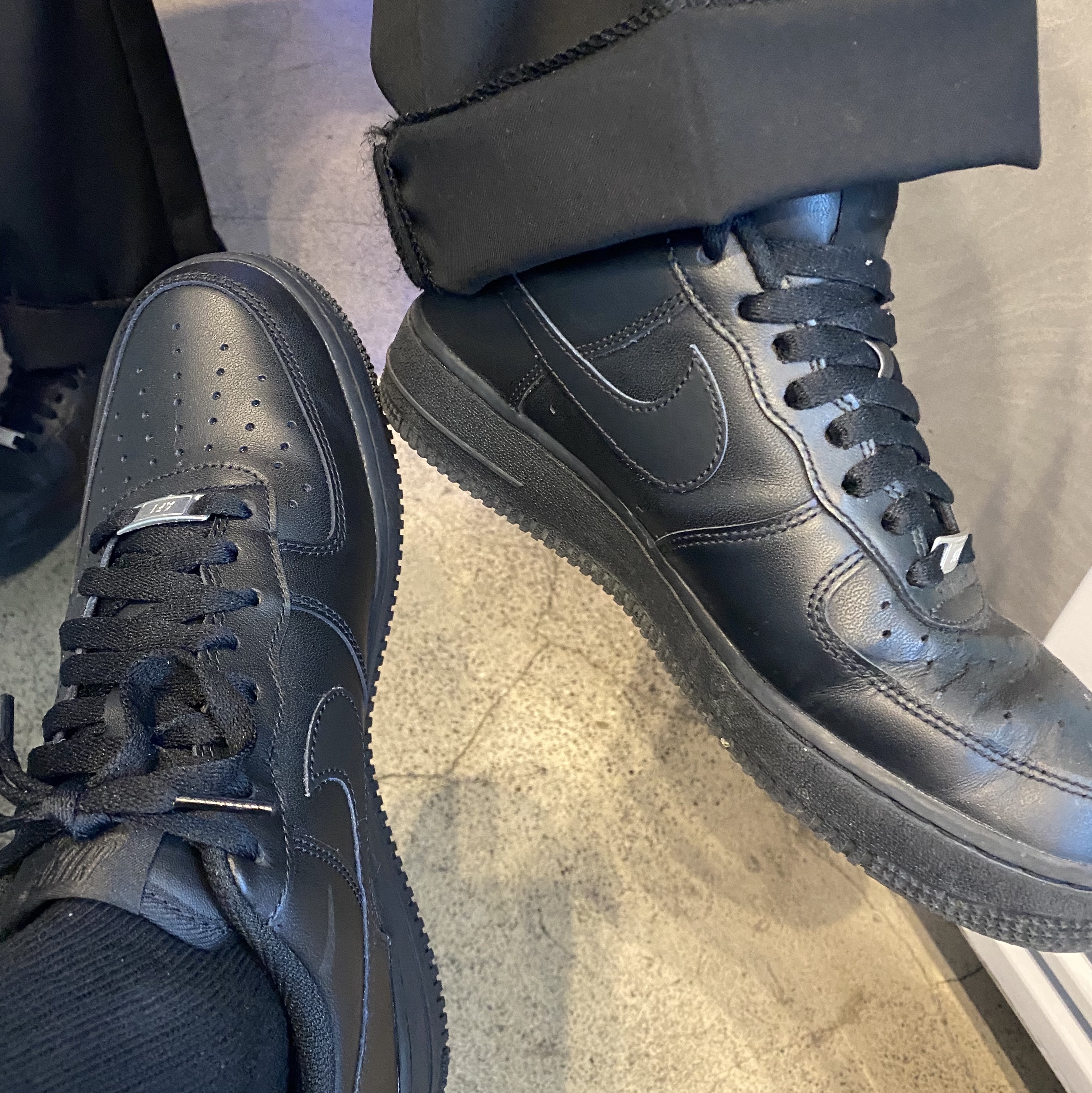 Nike Air Force 1 '07 Low Triple Black 착용 스타일