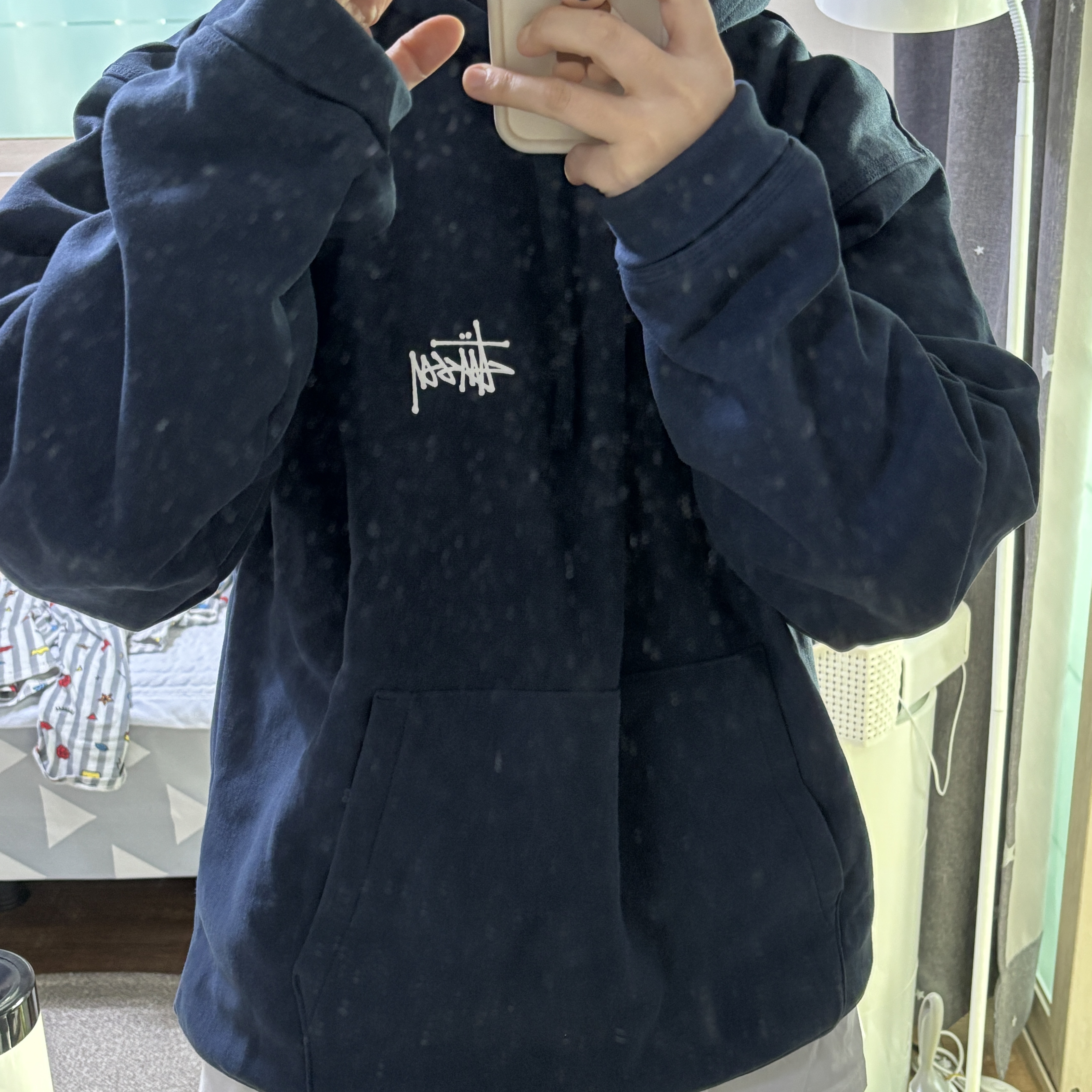 Stussy Basic Stussy Hoodie Navy, Stussy Undershirt White (3 Pack) 착용 스타일