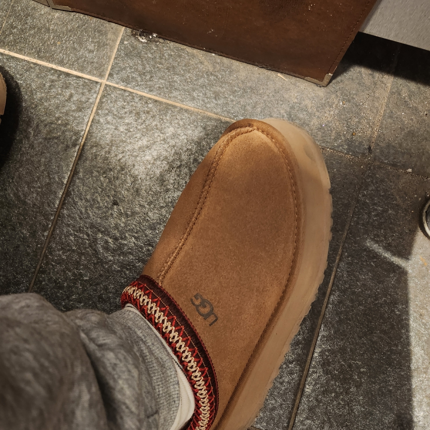 (W) UGG Tazz Slipper Chestnut 착용 스타일 - 1