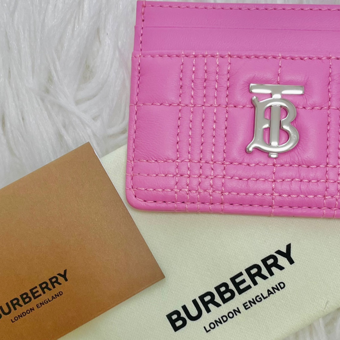 Burberry Quilted Leather Lola Card Case Black Light Gold, Burberry Quilted Leather Lola Card Case Marple Brwon 착용 스타일