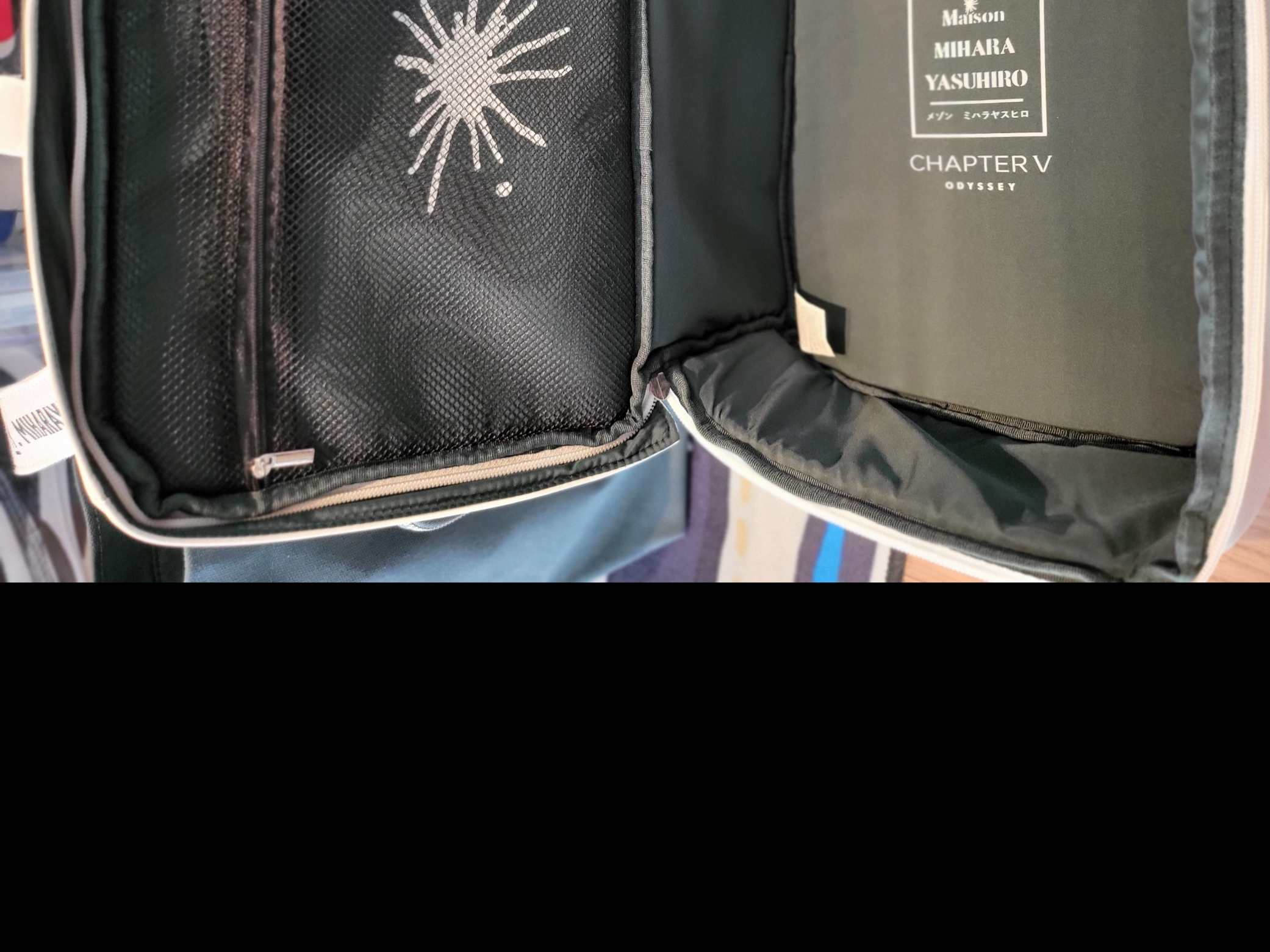 Odyssey x Maison Mihara Yasuhiro Tote Bag Green, Odyssey x Maison Mihara Yasuhiro Cross Bag White 착용 스타일 - 2