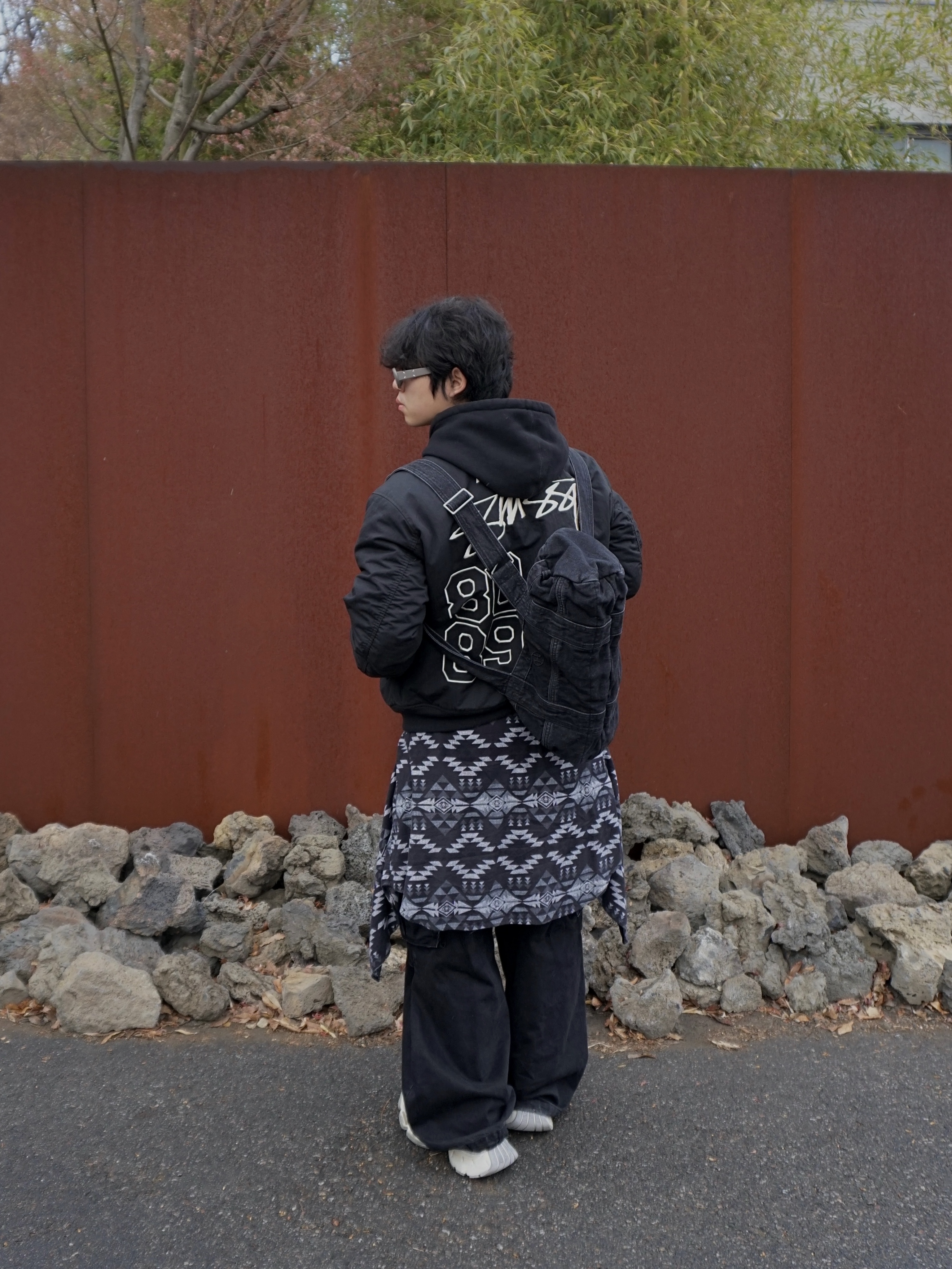 Nike x Stussy Reversible Jacket Black (FJ9153-010), Balenciaga Stapler Sneaker Beige Grey 착용 스타일 - 5