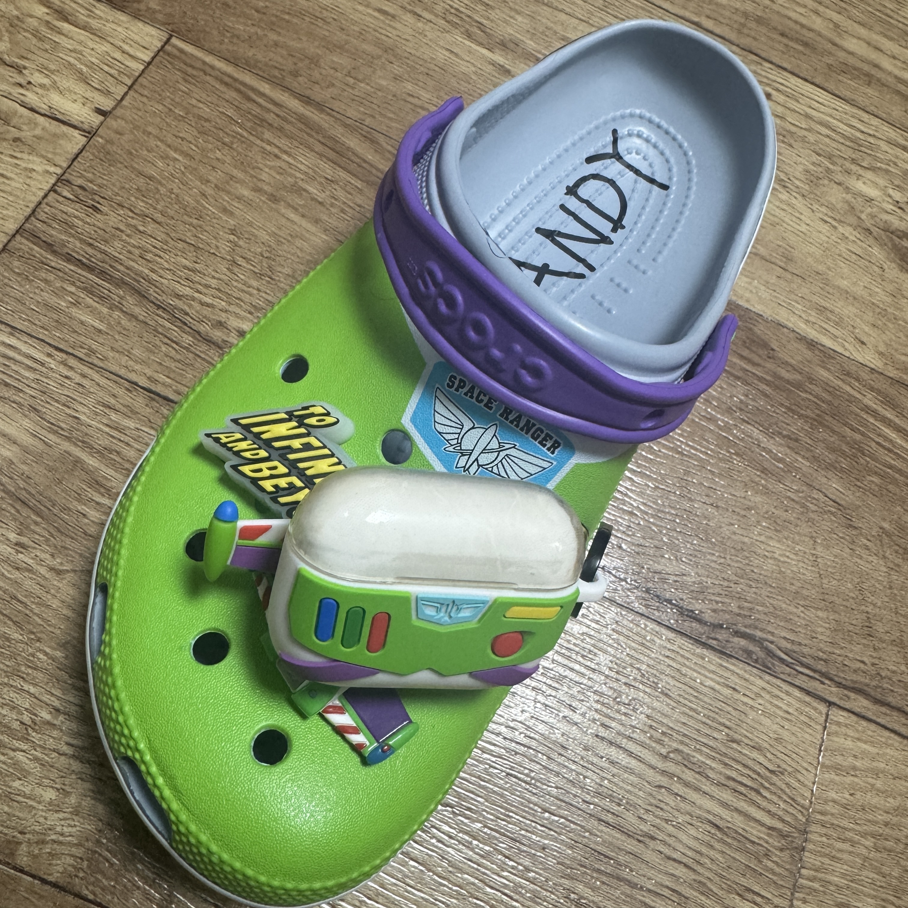 Crocs x Toy Story Buzz Lightyear Classic Clog Blue Grey, Casetify x Toy Story Buzz Lightyear Collectible AirPods Pro 1st/2nd Gen Case 착용 스타일