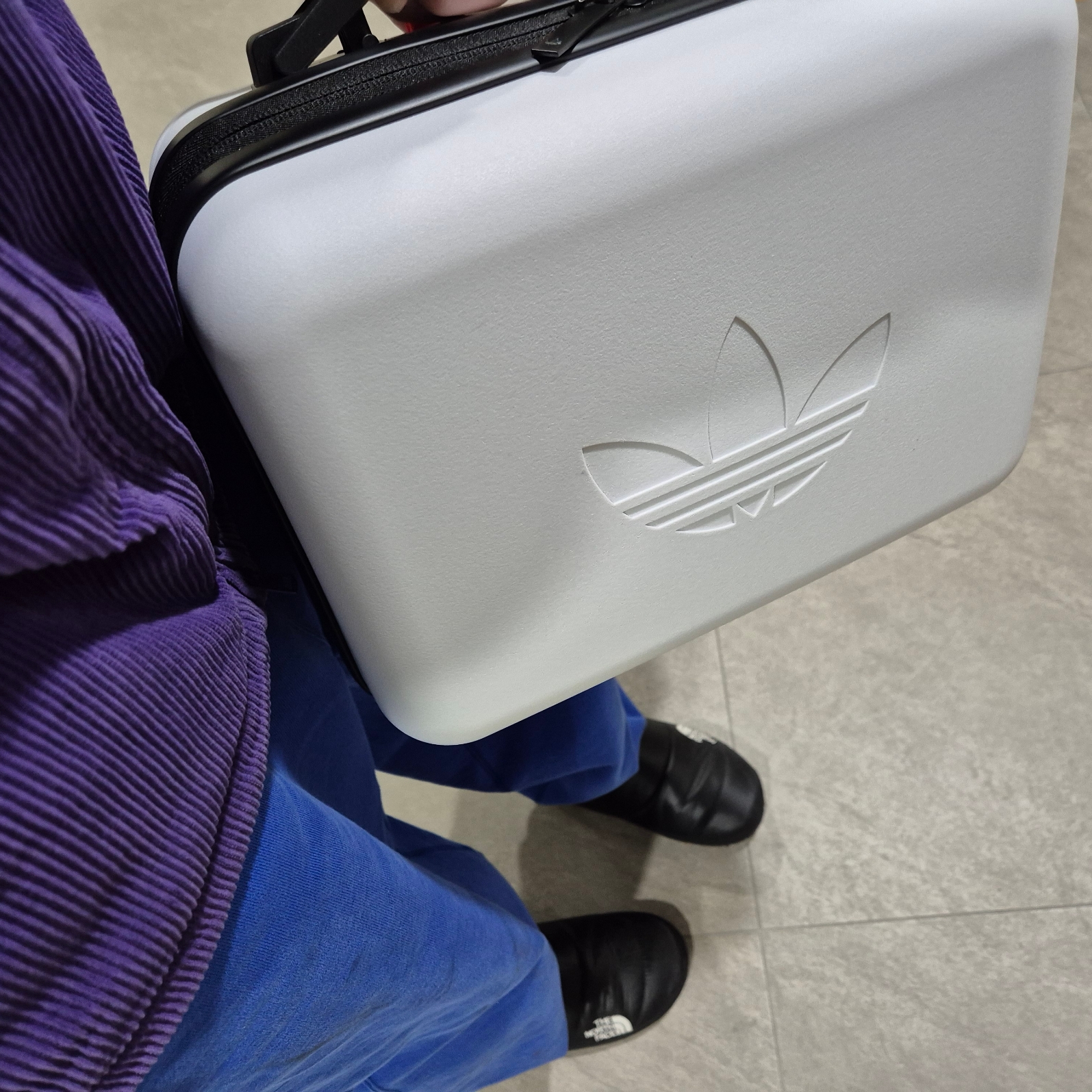 The North Face Nuptse Mule Black, Adidas Holiday Ready Bag White 착용 스타일