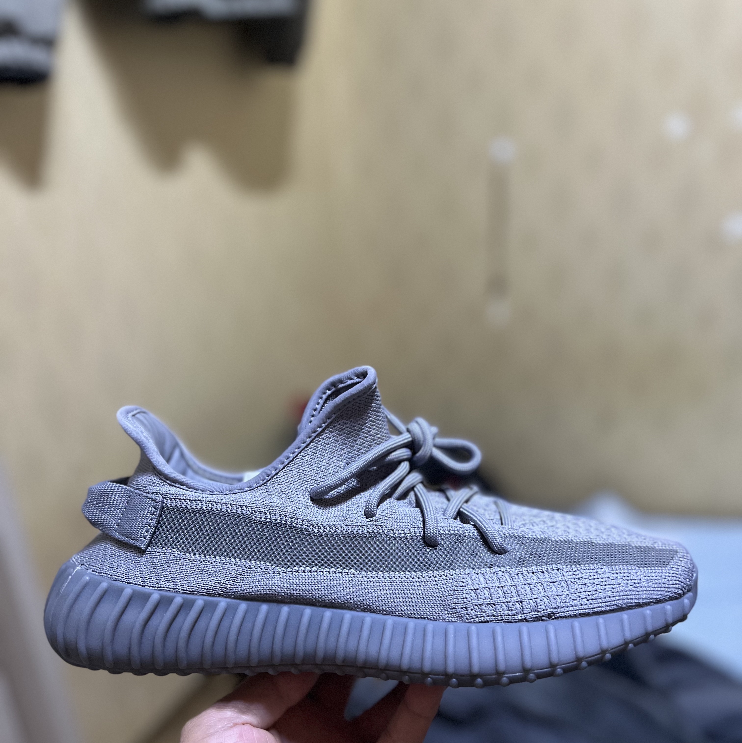 Adidas Yeezy Boost 350 V2 Steel Grey 착용 스타일