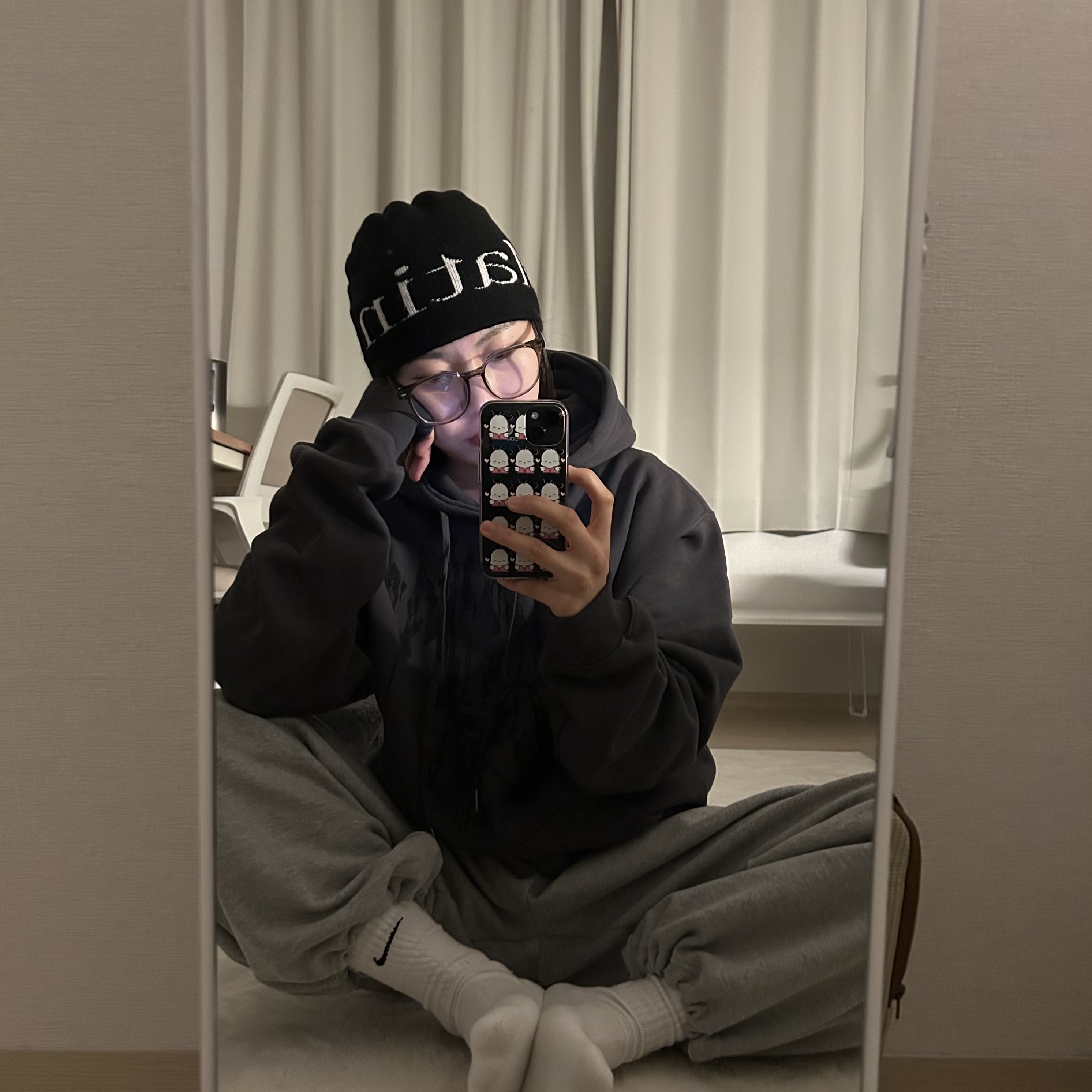 Matin Kim Logo Jacquard Short Beanie Black 착용 스타일