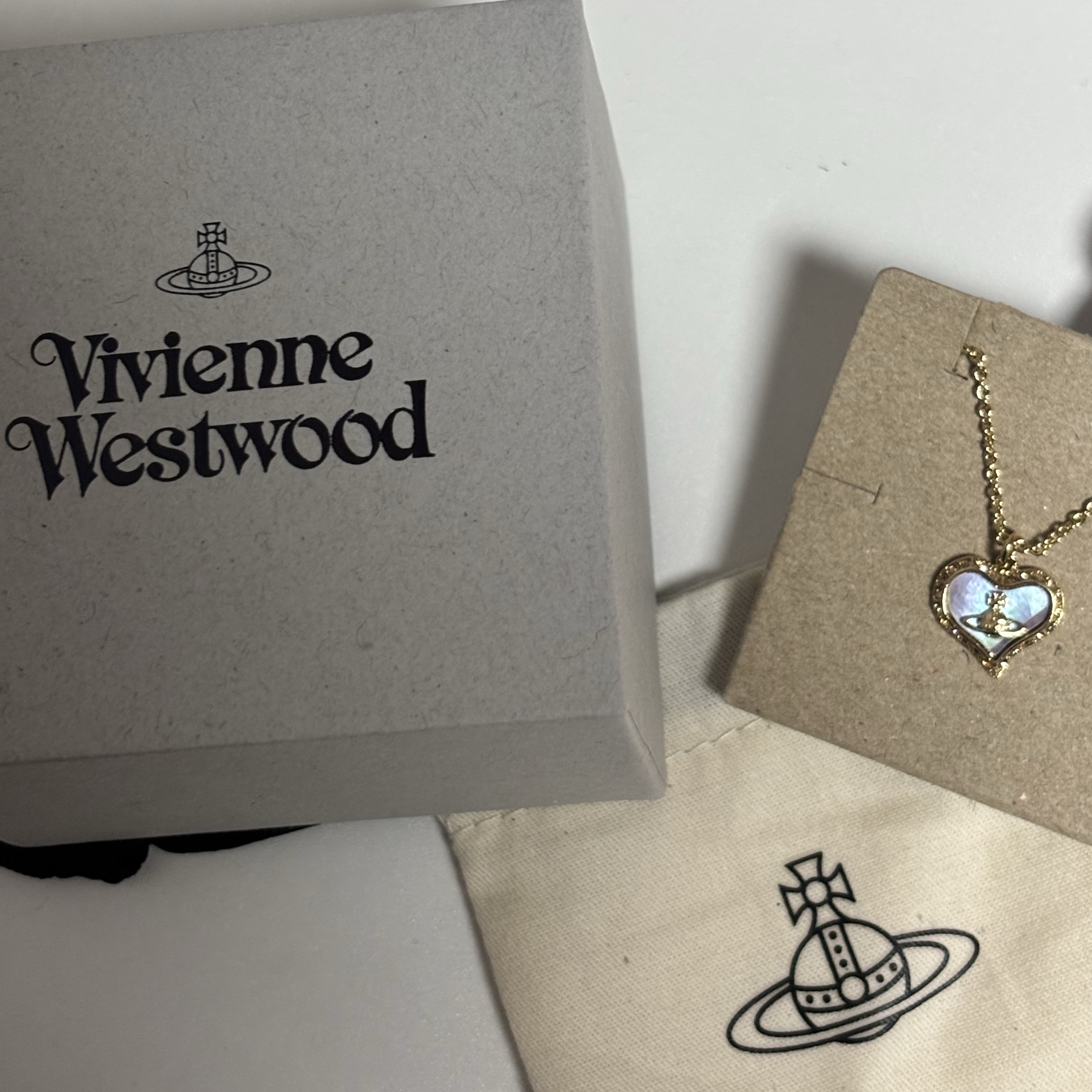 Vivienne Westwood Petra Necklace Gold Lavender 착용 스타일