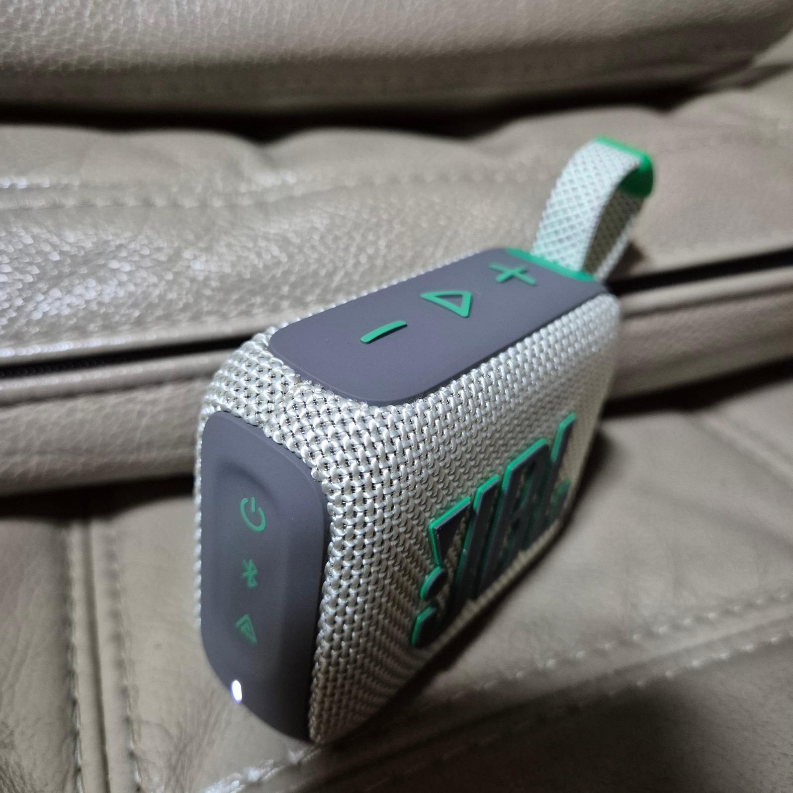 JBL GO4 Portable Bluetooth Speaker Sand 착용 스타일 - 3