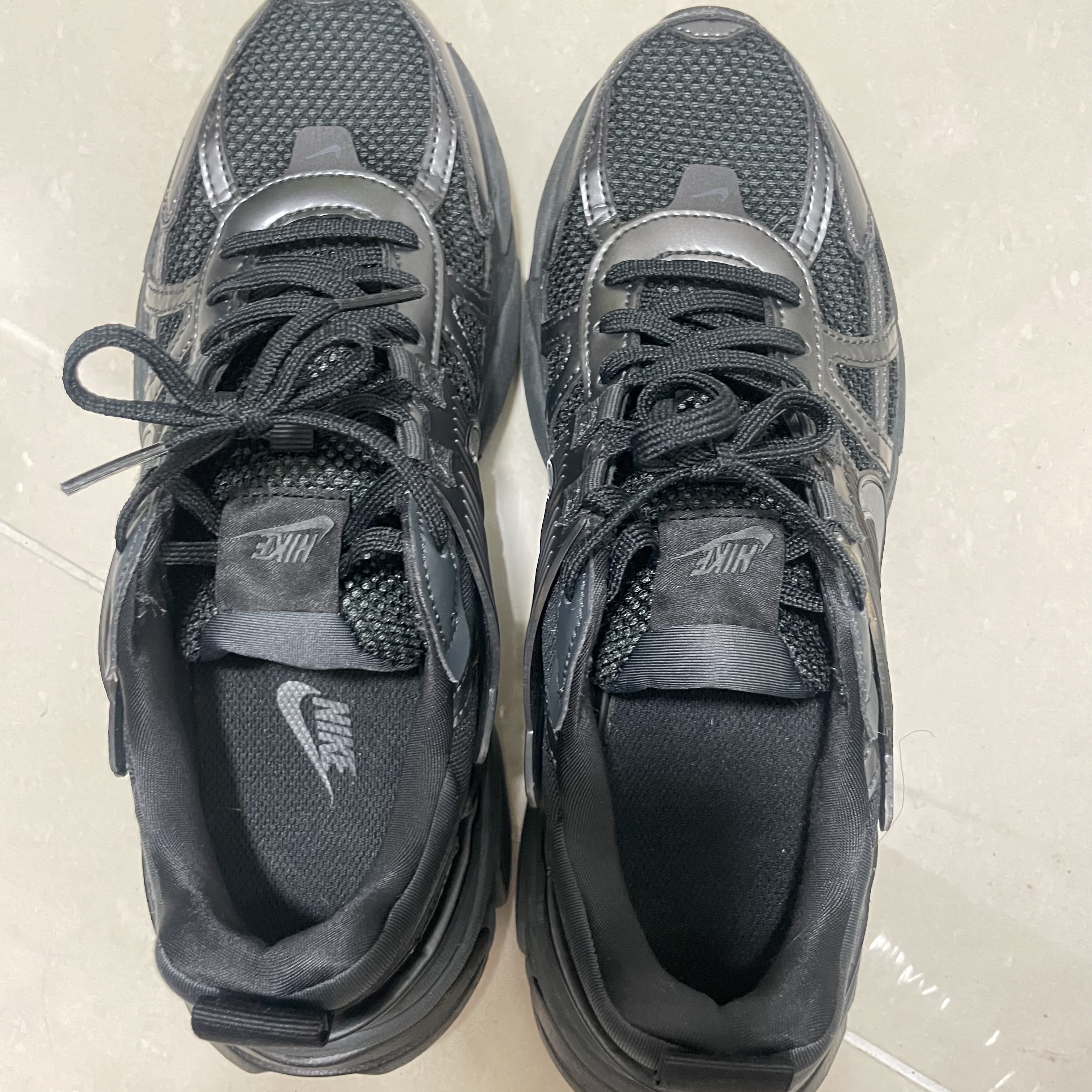 Nike V2K Run Black Anthracite 착용 스타일