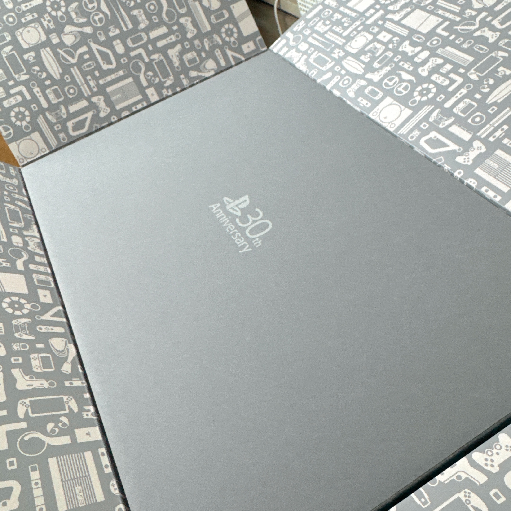Playstation 5 Pro 30th Anniversary Limited Edition Bundle (SIEK 220V) 착용 스타일 - 3