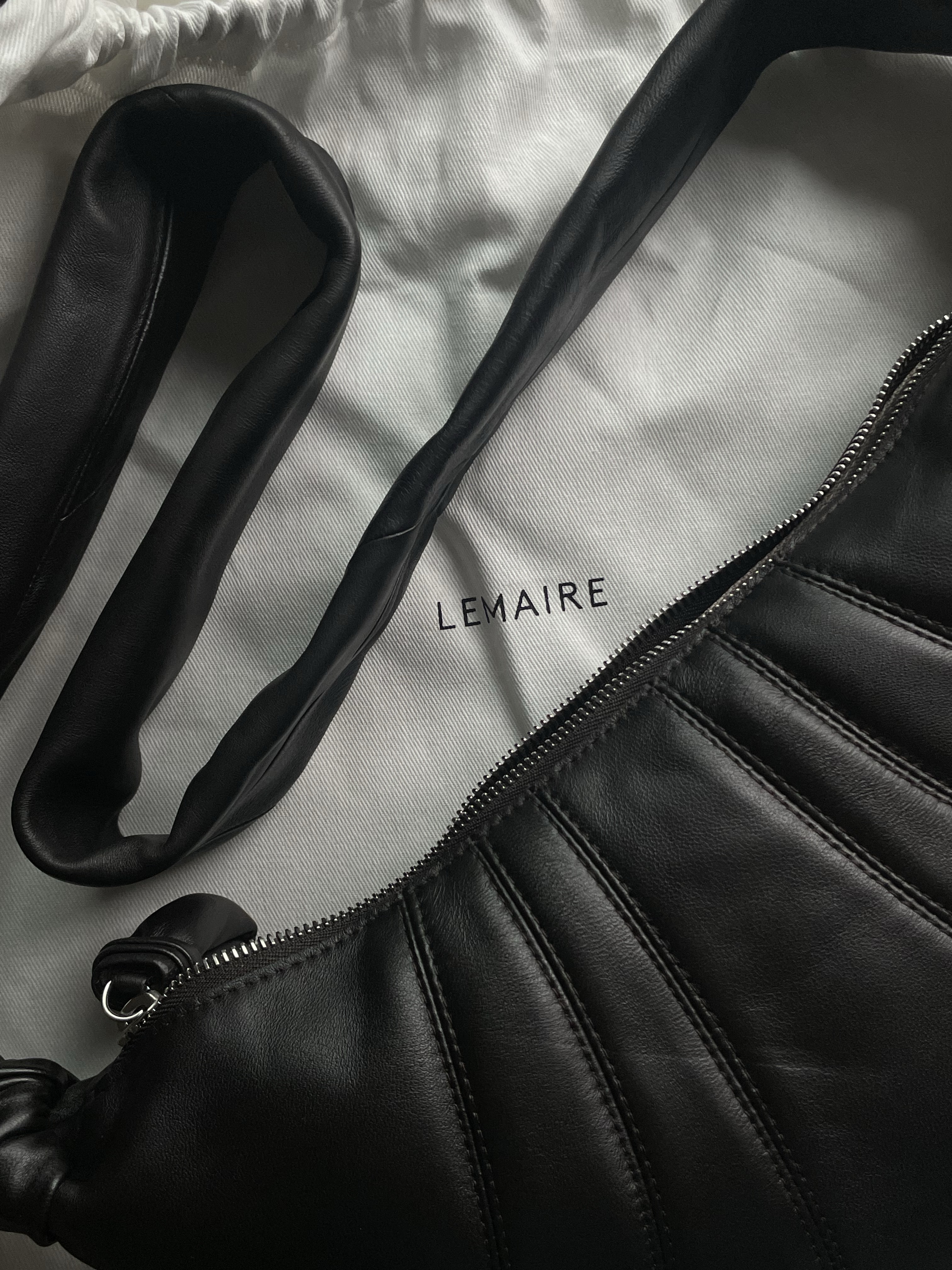 Lemaire Small Croissant Bag Soft Nappa Leather Dark Chocolate 착용 스타일