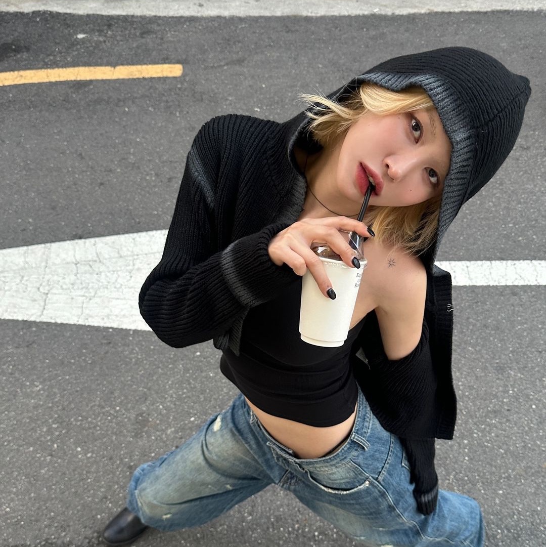 MELLOW Spray Hood Knit Cardigan Black 착용 스타일 - 2