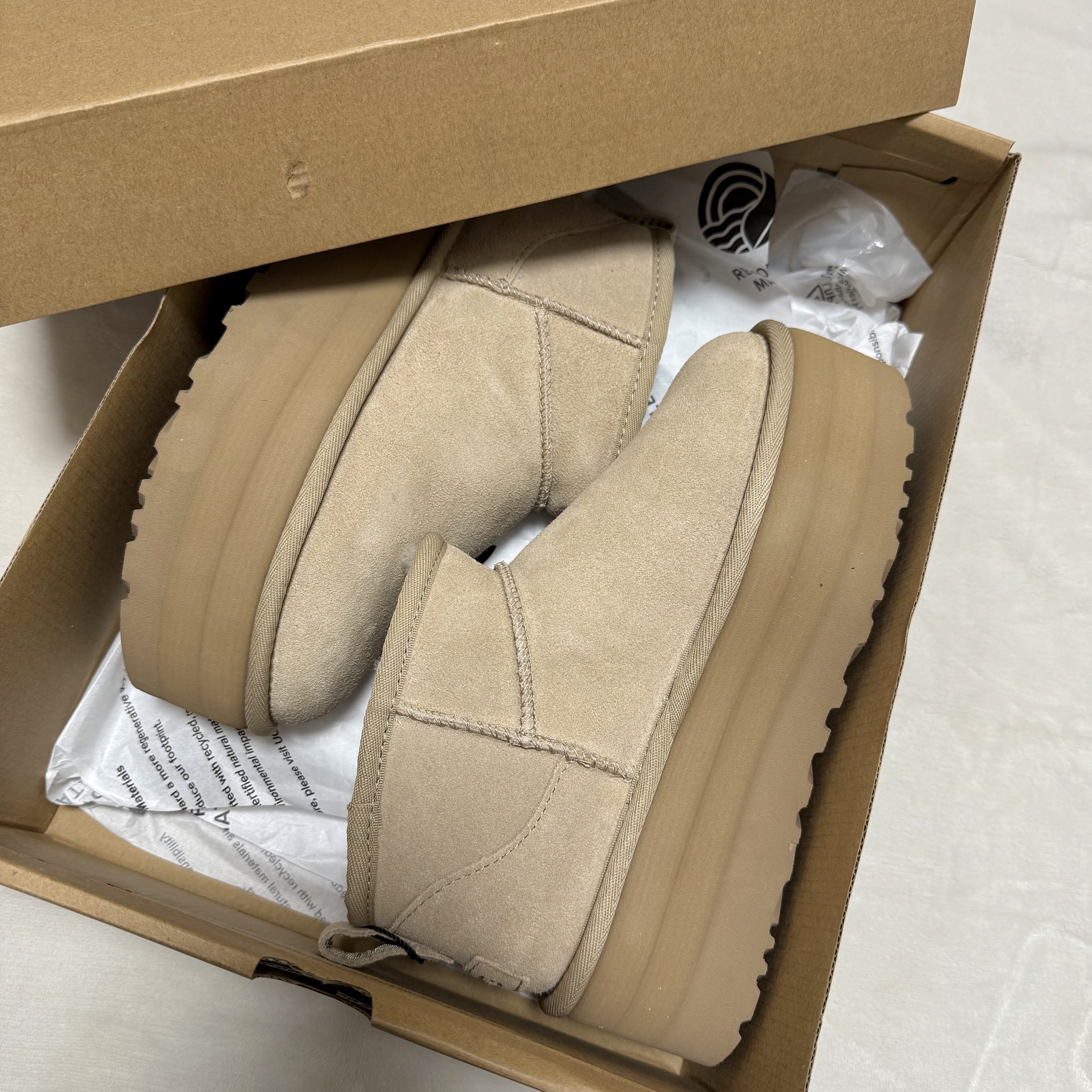 (W) UGG Classic Ultra Mini Platform Sand 착용 스타일 - 2