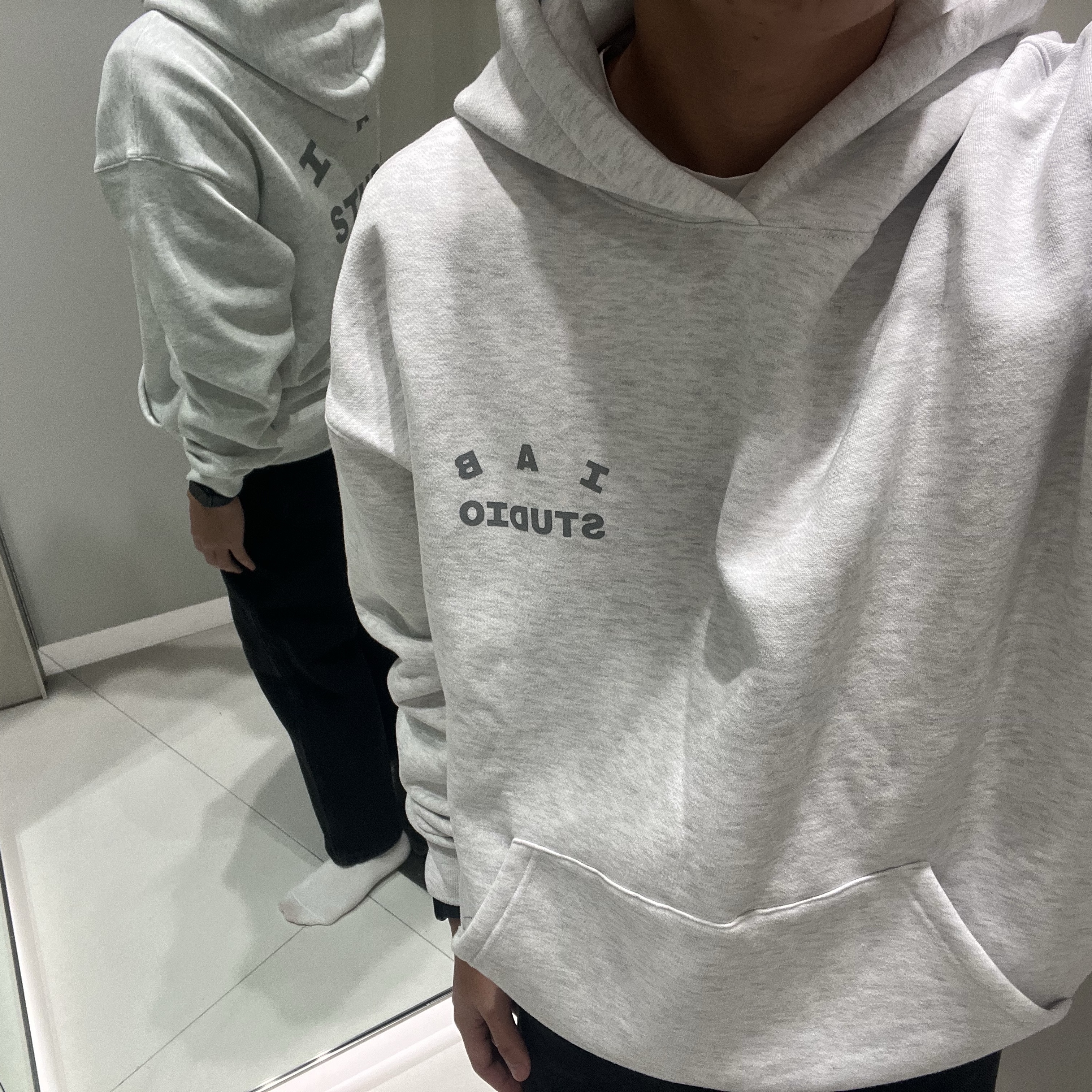 IAB Studio Hoodie Light Gray 착용 스타일 - 1