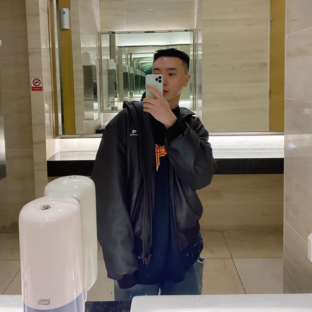 Balenciaga Sporty B Taxi Blouson Brown, Balenciaga Defender Sneakers Black 착용 스타일 - 2