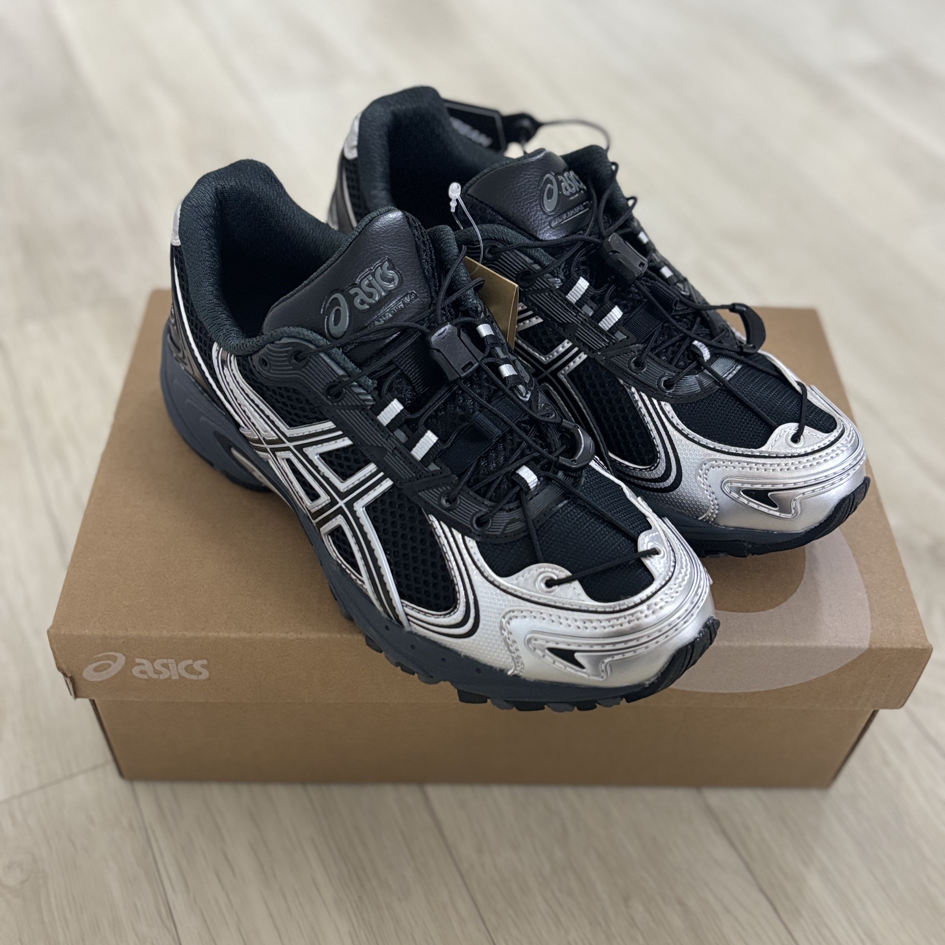 Asics Gel-Kahana TR V4 Carbon Black 착용 스타일