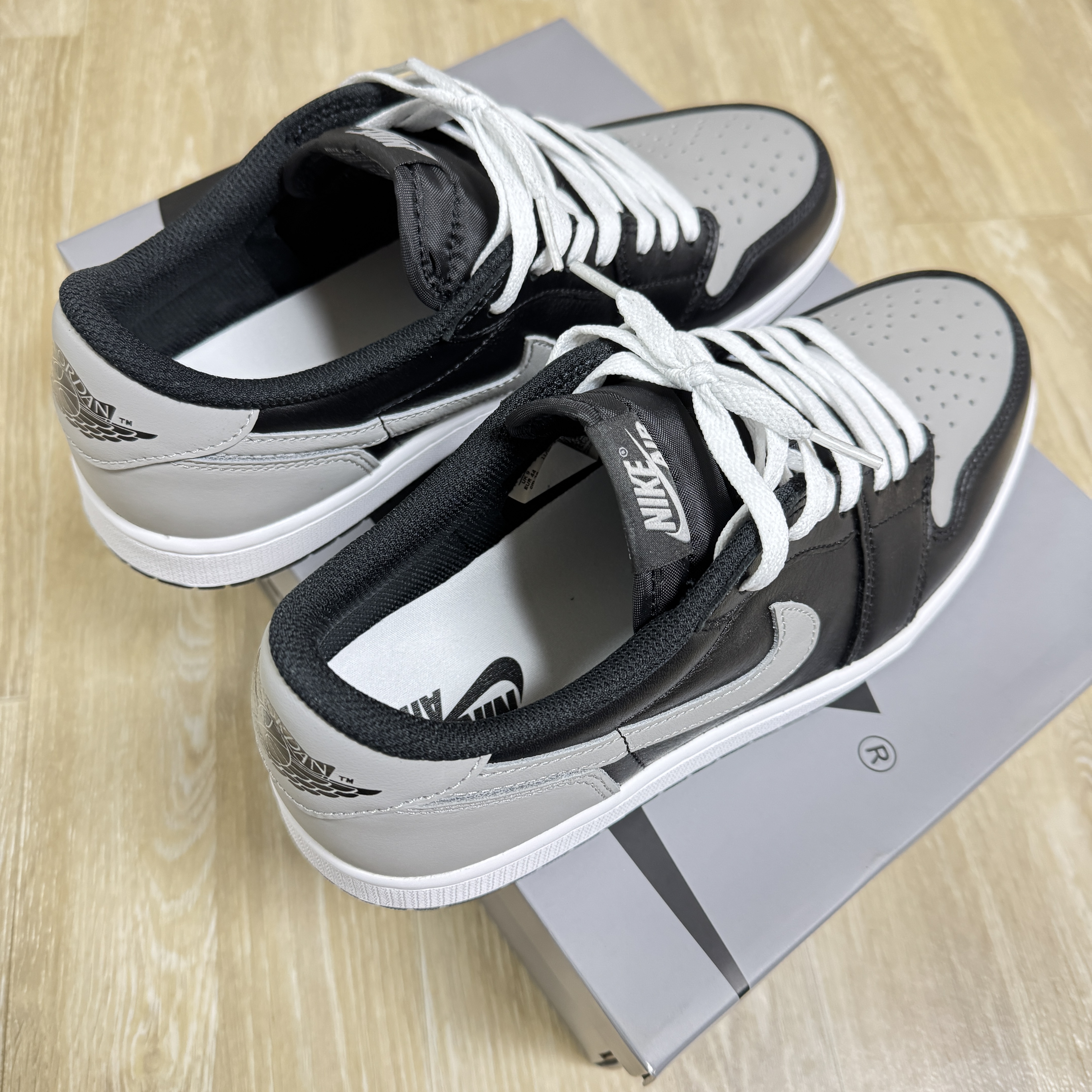 Jordan 1 Retro Low OG Wolf Grey and White 착용 스타일 - 2