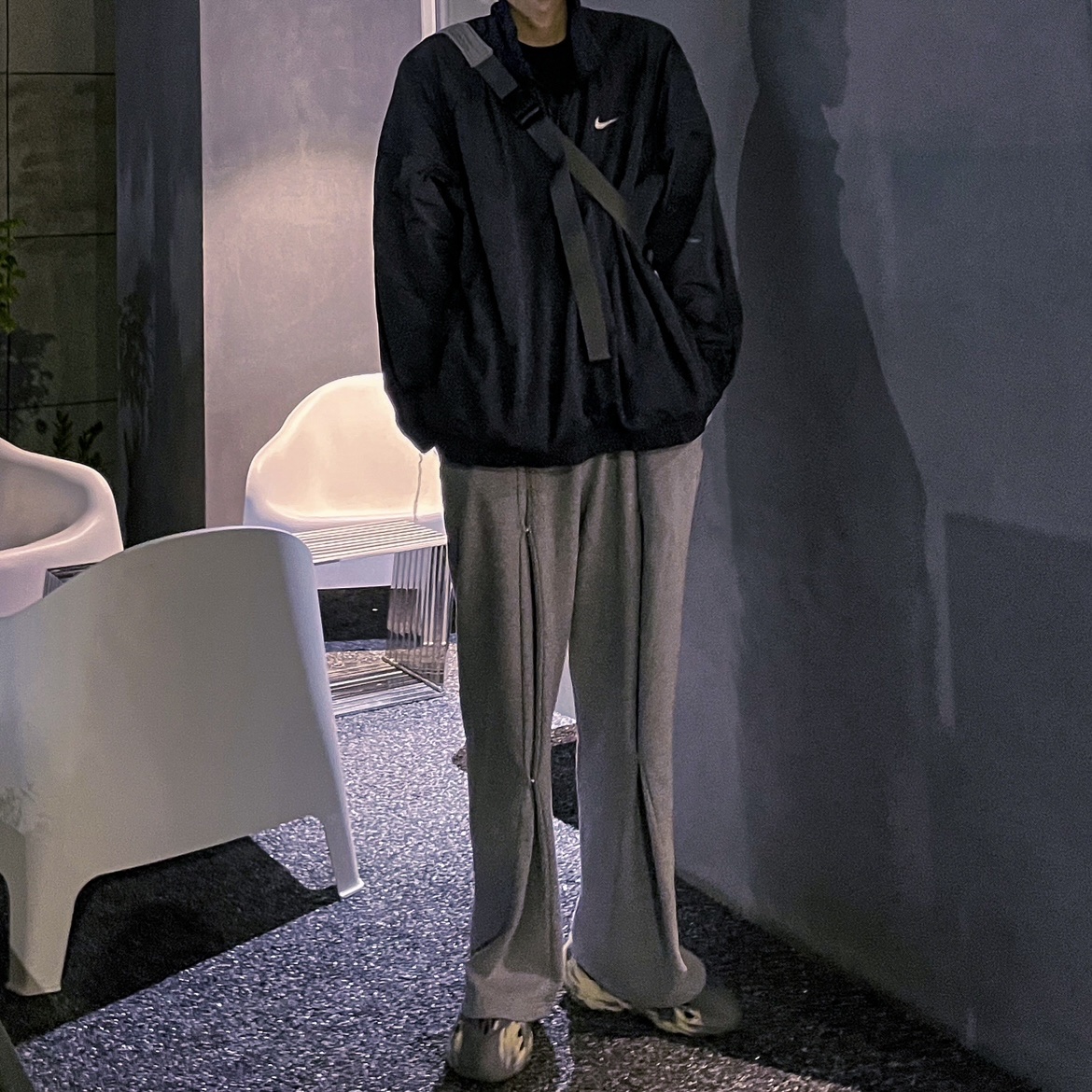 Nike x Stussy Windrunner Jacket Off Noir, Adidas Yeezy Foam RNNR MXT Moon Gray 착용 스타일 - 1