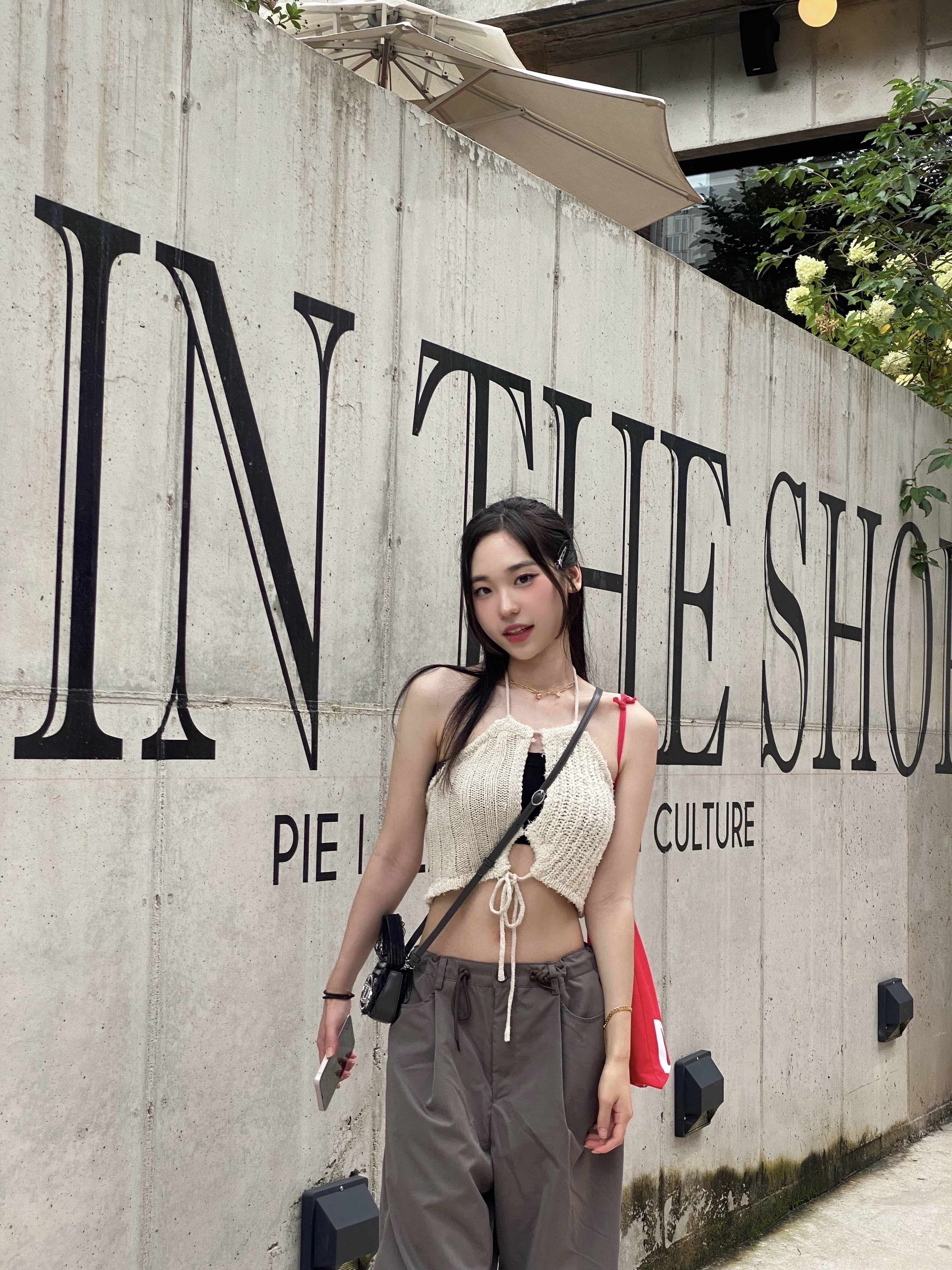 Diesel 1DR XS Iconic Mini Bag in Canvas and Leather Black 착용 스타일 - 1