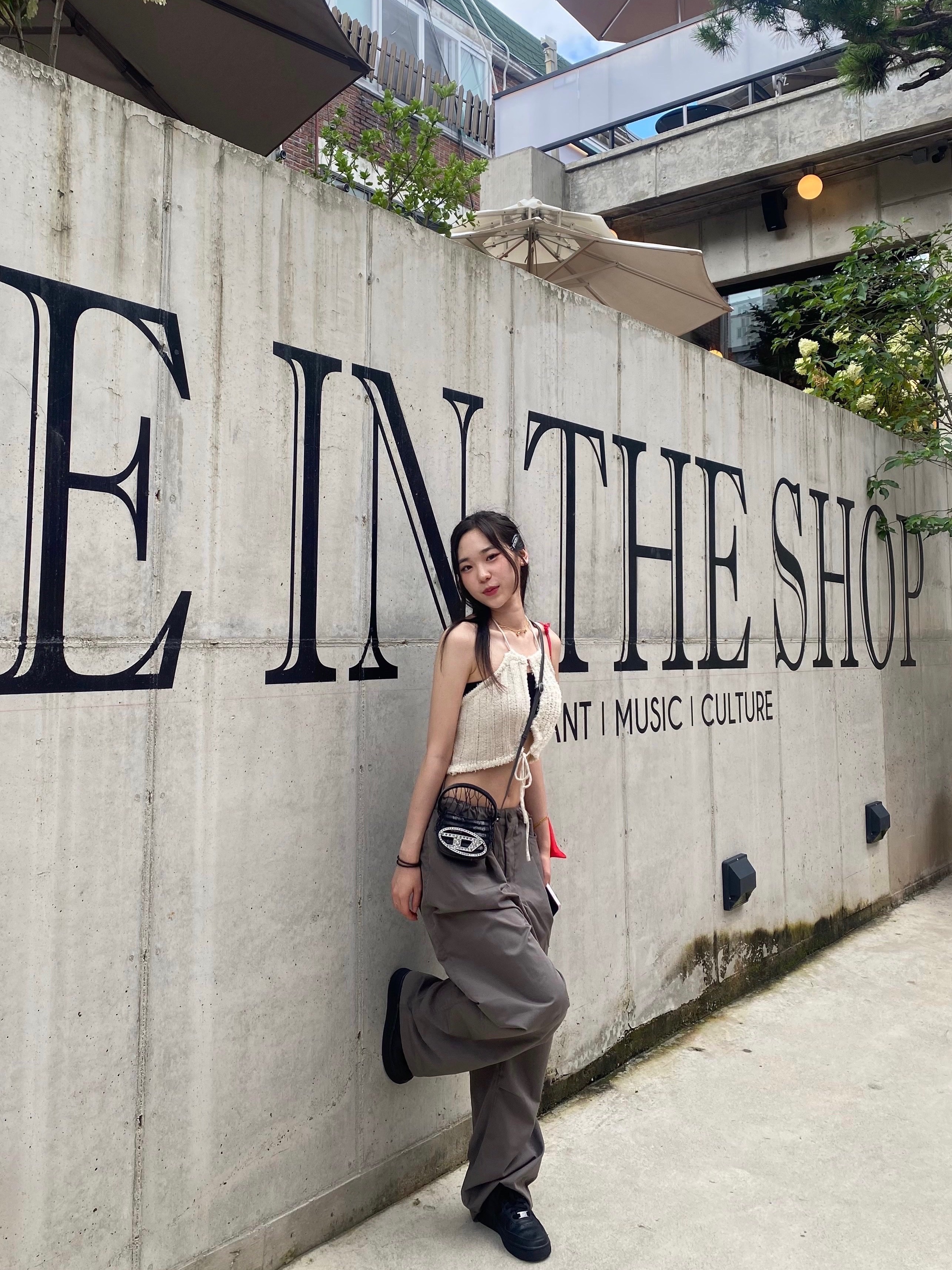 Diesel 1DR XS Iconic Mini Bag in Canvas and Leather Black 착용 스타일 - 3