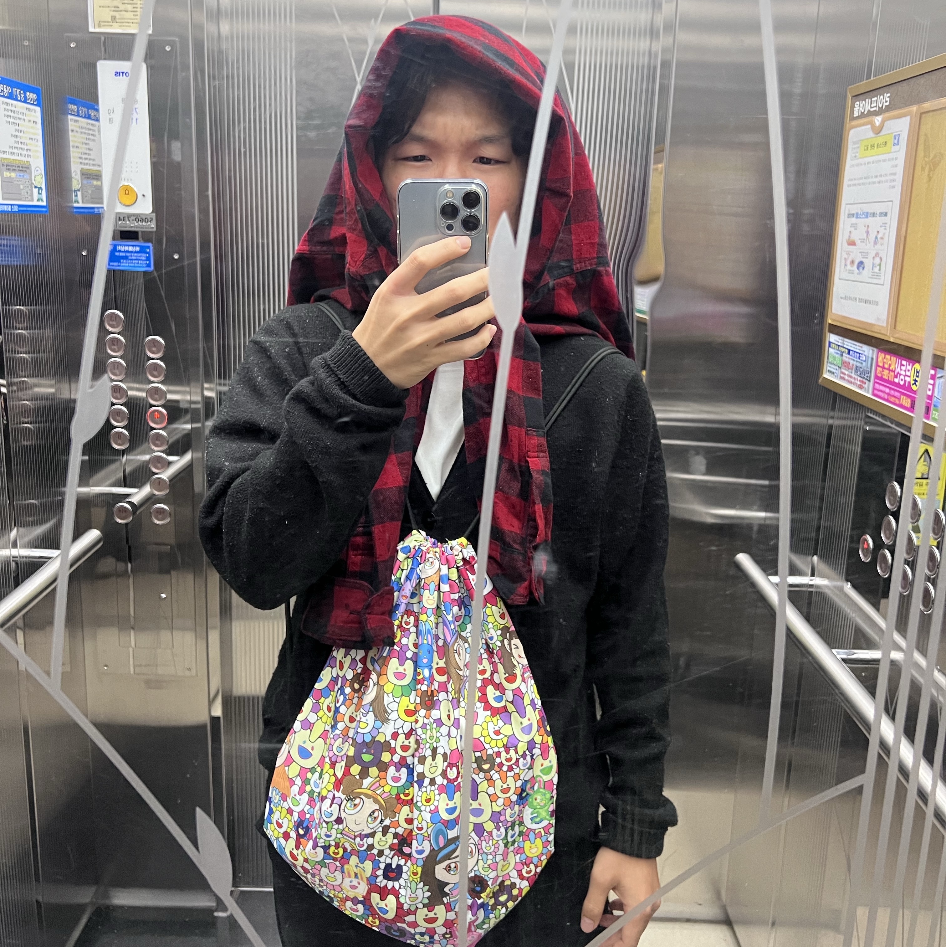 NewJeans Supernatural NJ x Murakami Drawstring Bag Ver. 착용 스타일