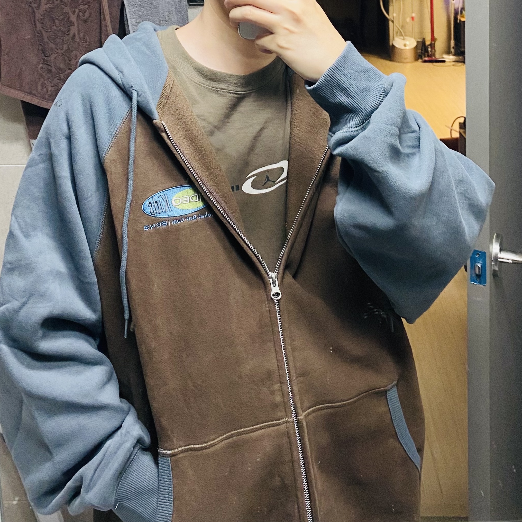BDNS x Teket Videokids Sweatshirt Red, BDNS x Teket Videokids Zip-Up Hoodie Brown 착용 스타일 - 6