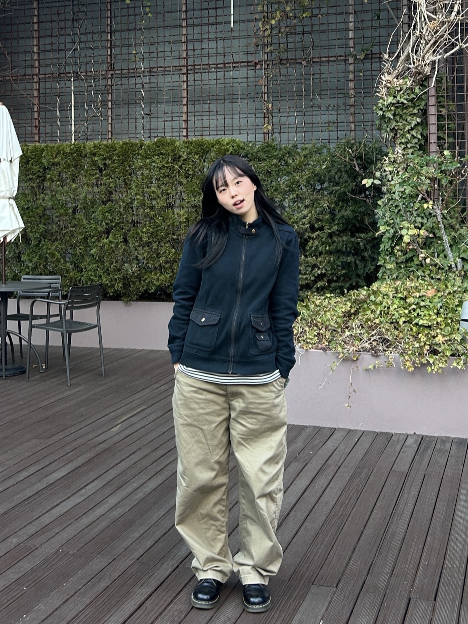 Dr. Martens 1461 Smooth Black, Uniqlo U Wide FIt Chino Pants Brown 착용 스타일 - 2