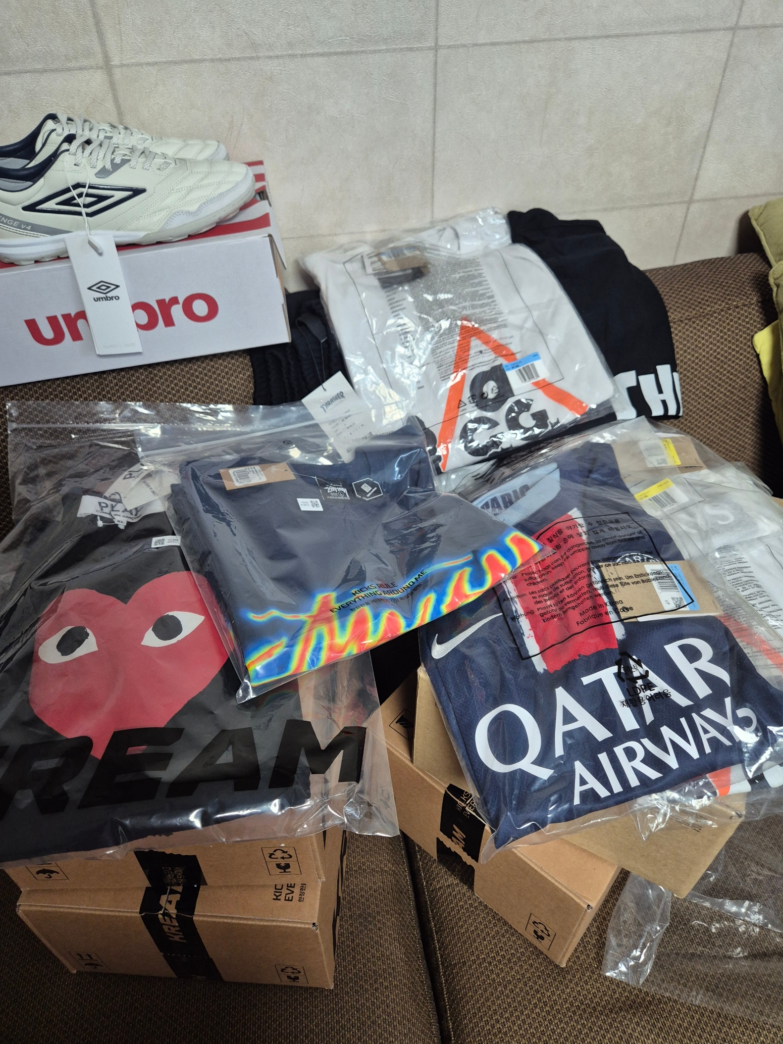 Stussy Thermal Stock T-Shirt Navy, Nike Paris Saint-Germain 2024/25 Dri-Fit Stadium Home Replica Jersey Midnight Navy (Non Marking Ver.) 착용 스타일