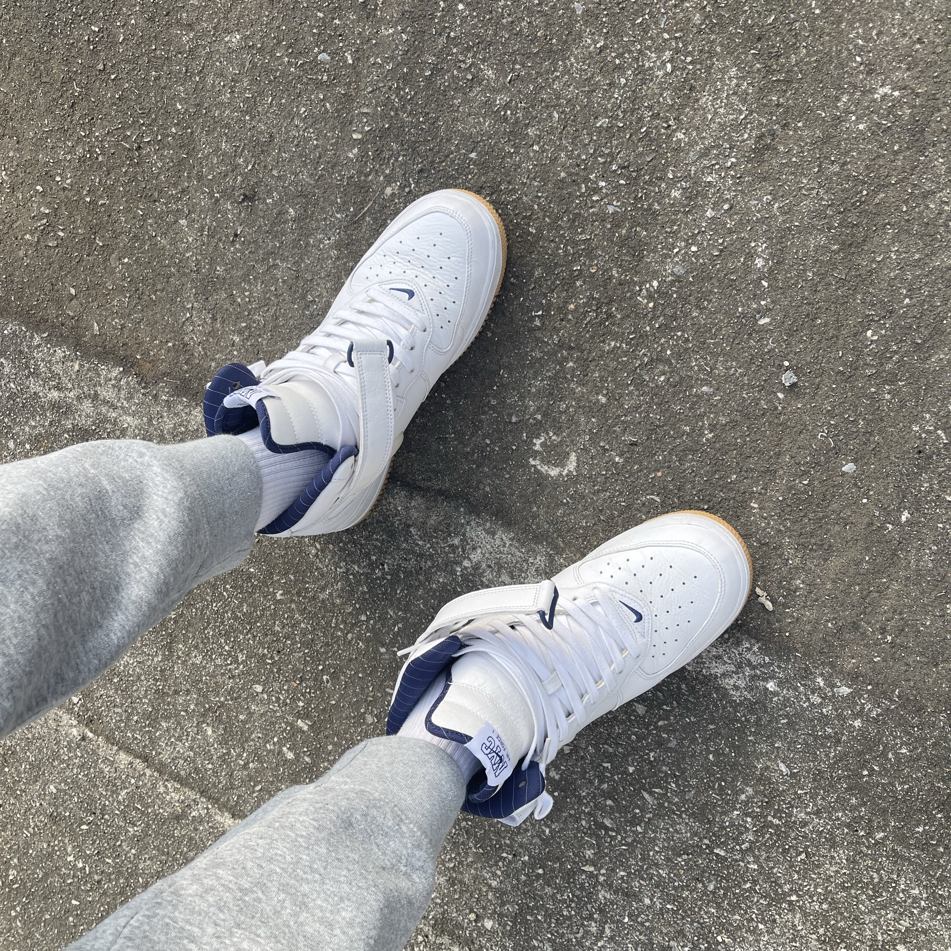 Nike Air Force 1 Mid QS NYC White Midnight Navy 착용 스타일