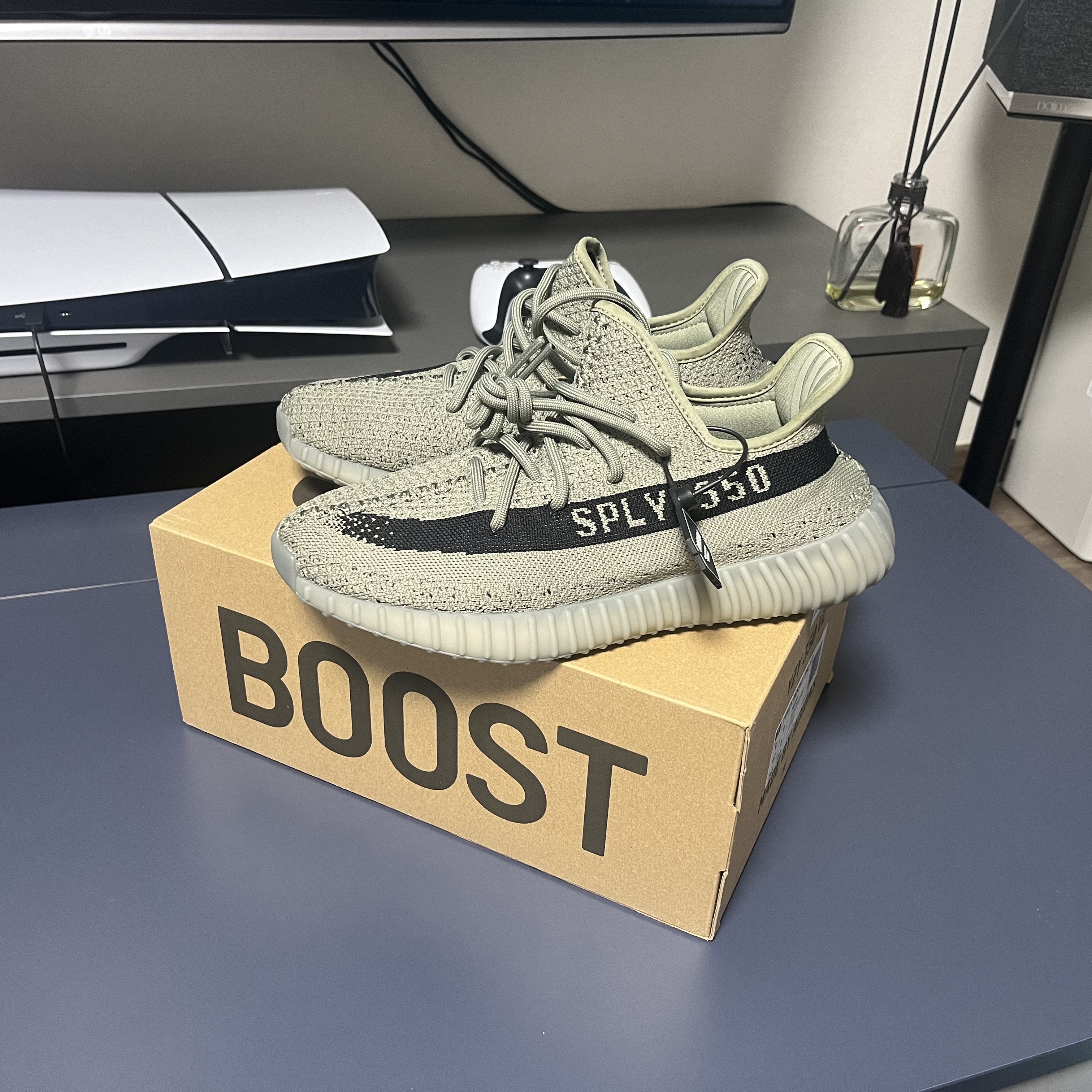 Adidas Yeezy Boost 350 V2 Granite Core Black 착용 스타일