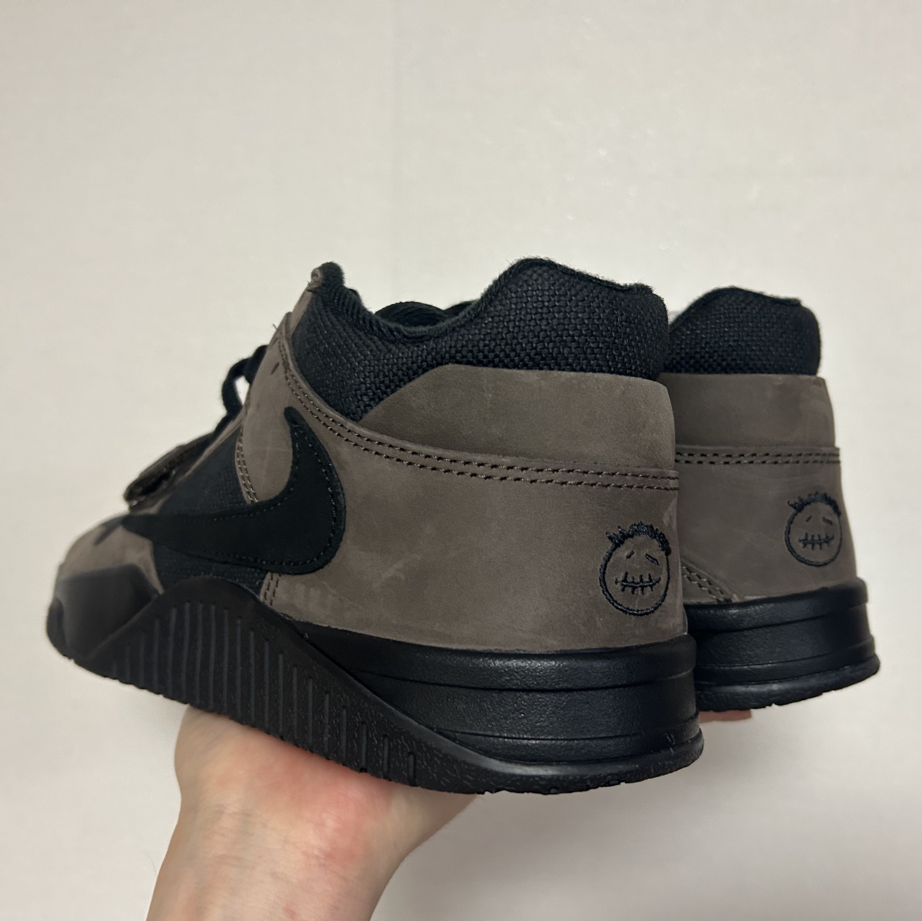 Jordan x Travis Scott Jumpman Jack TR Black and Dark Mocha 착용 스타일 - 3