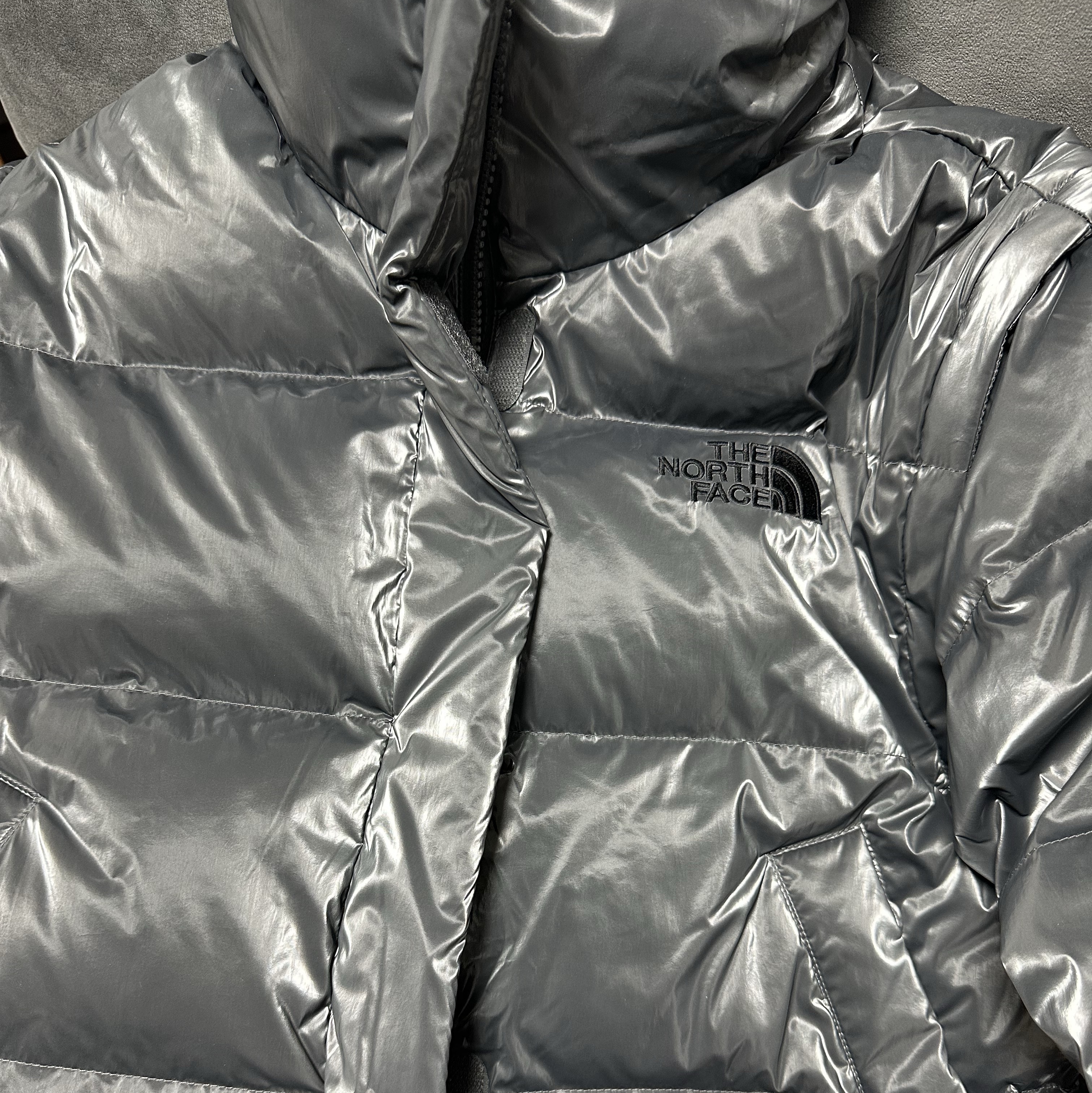 (W) The North Face Glossy Down Jacket Silver Gray 착용 스타일 - 2