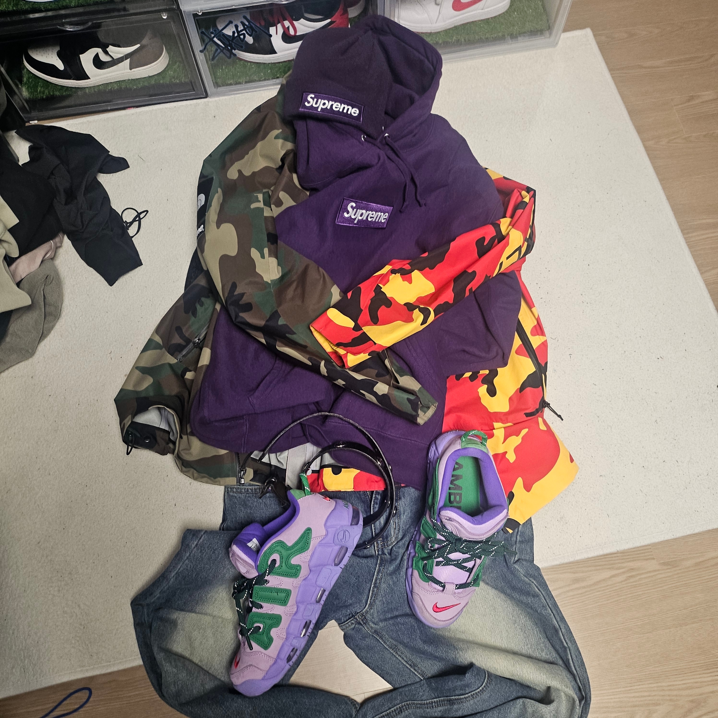 Supreme x The North Face Split Taped Seam Shell Jacket Camo - 24SS, Nike x Ambush Air More Uptempo Low Lilac and Apple Green 착용 스타일 - 5