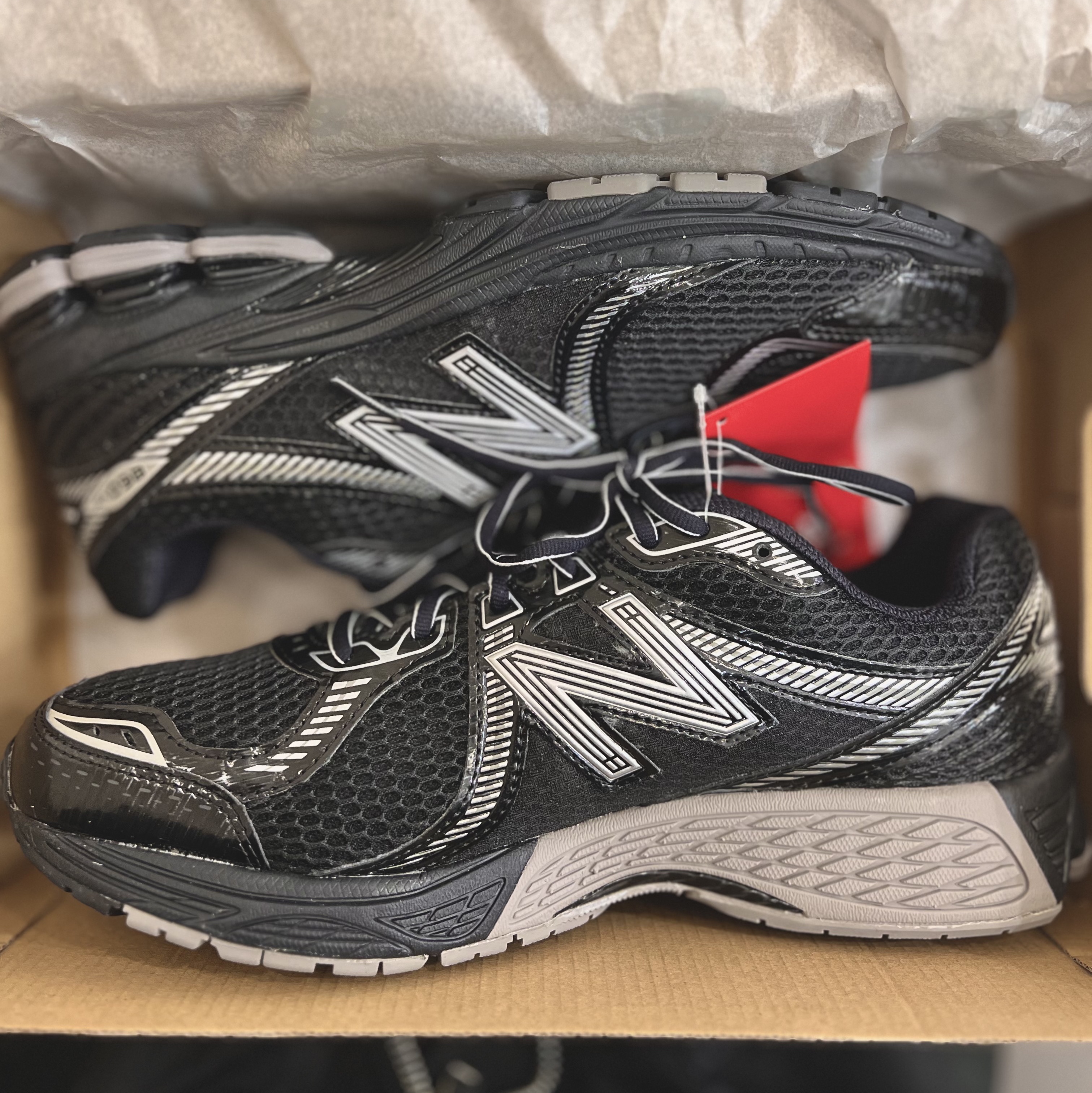 New Balance 860v2 Black Grey 착용 스타일 - 3